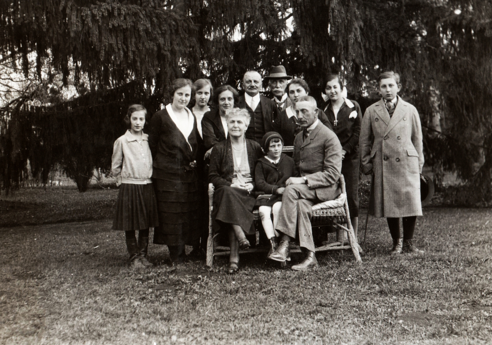 Romania,Transylvania, Ciocaia, a Papp-Szász kúria parkja., 1927, Péchy László, family, rattan furniture, Fortepan #75843