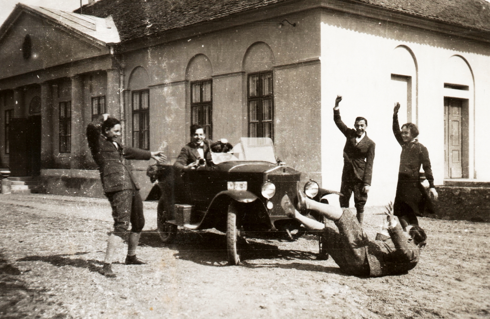 Magyarország, Pere, Bárczay-kúria., 1926, Péchy László, tréfálkozás, automobil, rendszám, MÁG-márka, kúria, timpanon, Fortepan #75844