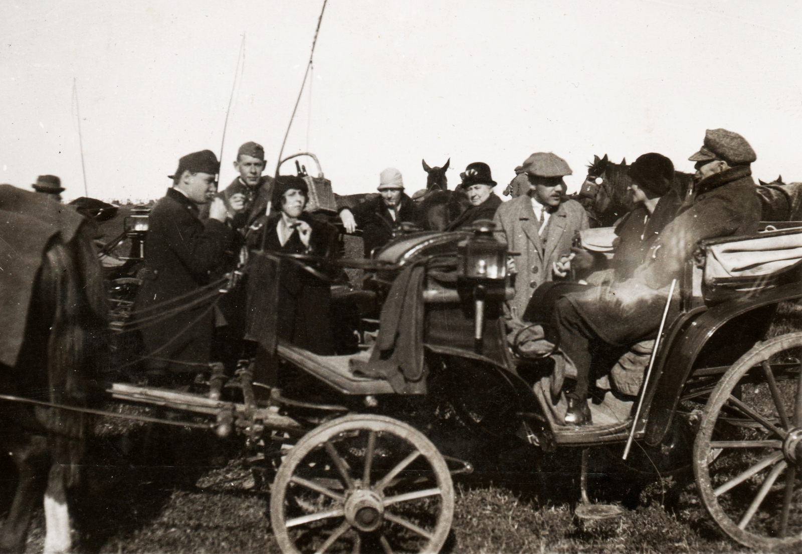 Hungary, Felsőzsolca, agarász verseny nézői., 1926, Péchy László, Horse-drawn carriage, coach, Fortepan #75848