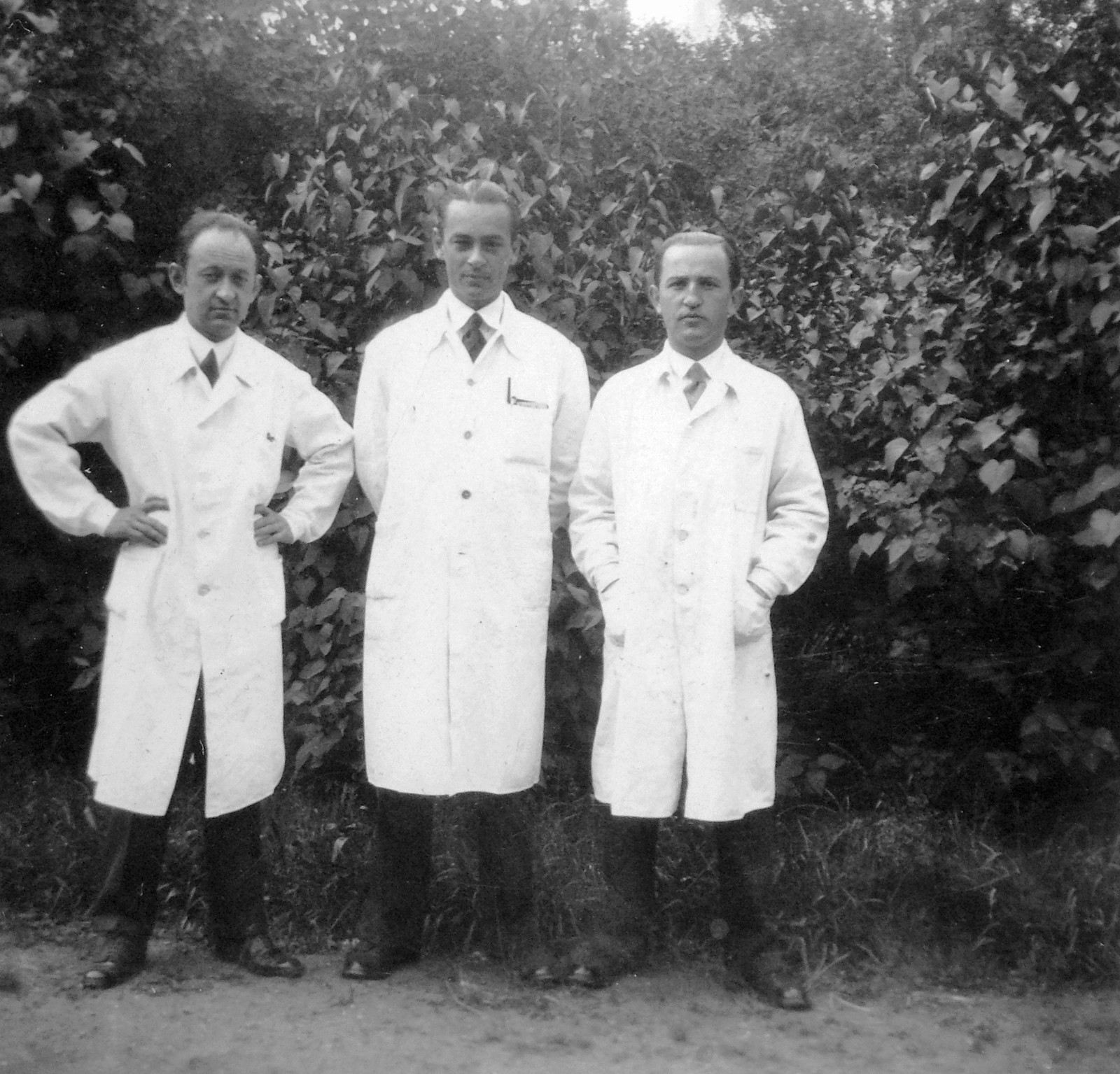 1937, Fortepan, hands behind the back, hands in pockets, akimbo, three people, cloak, Fortepan #7585