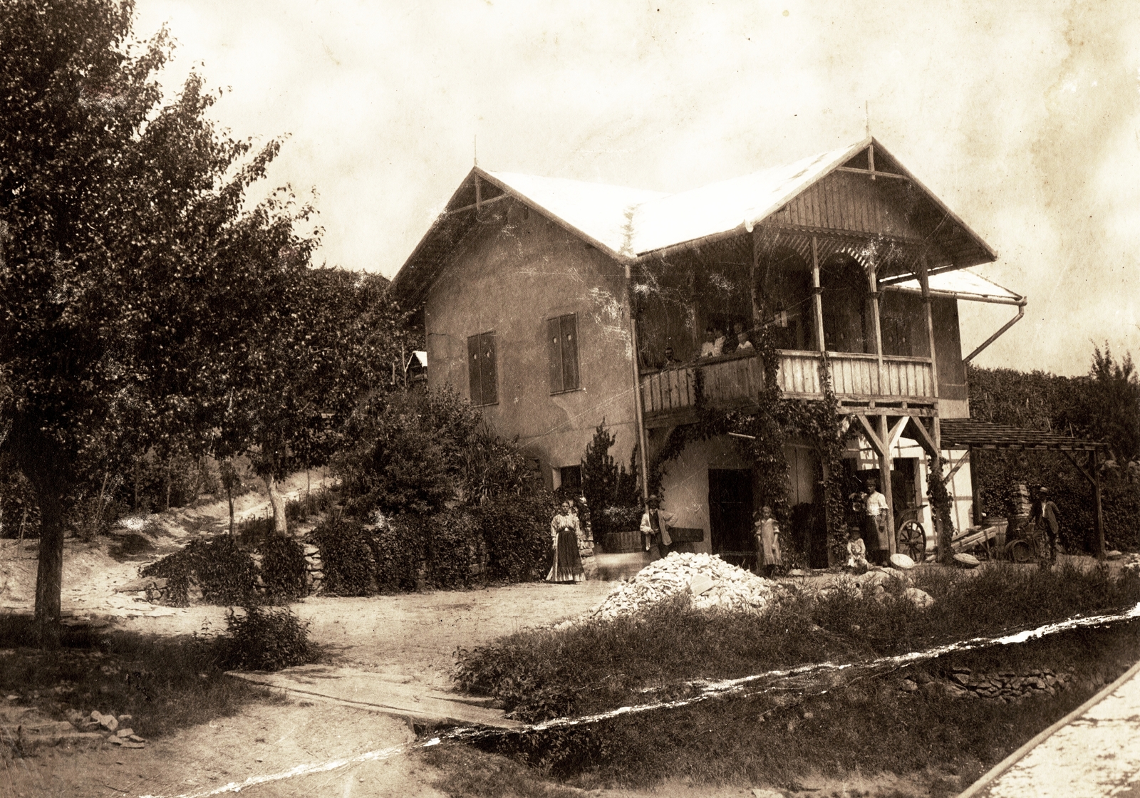 Romania,Transylvania, Giurtelecu Șimleului, présház., 1915, Péchy László, yard, carriage, tableau, women, men, kids, house, Fortepan #75855