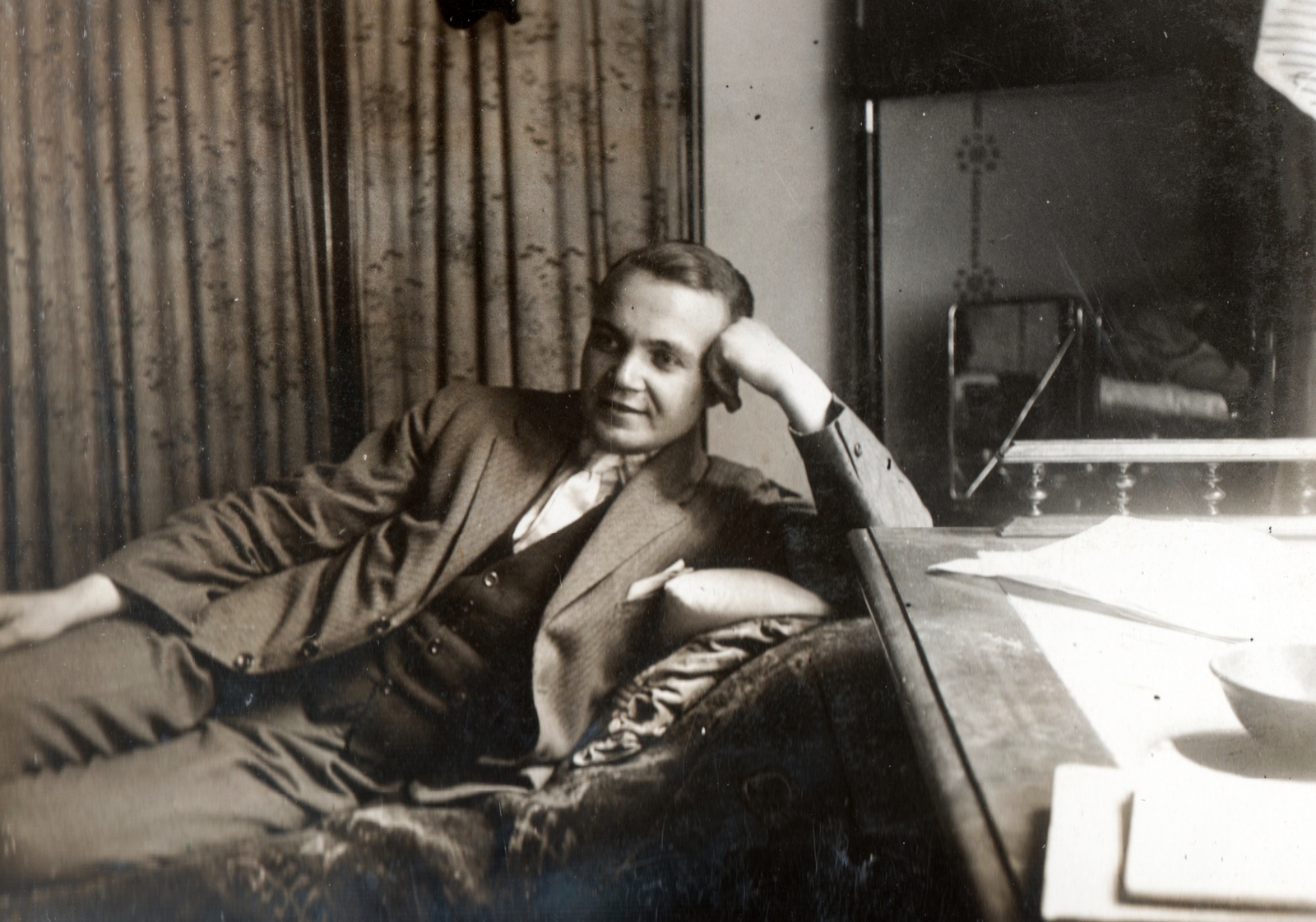 1919, Péchy László, man, prop up the head, couch, Fortepan #75860