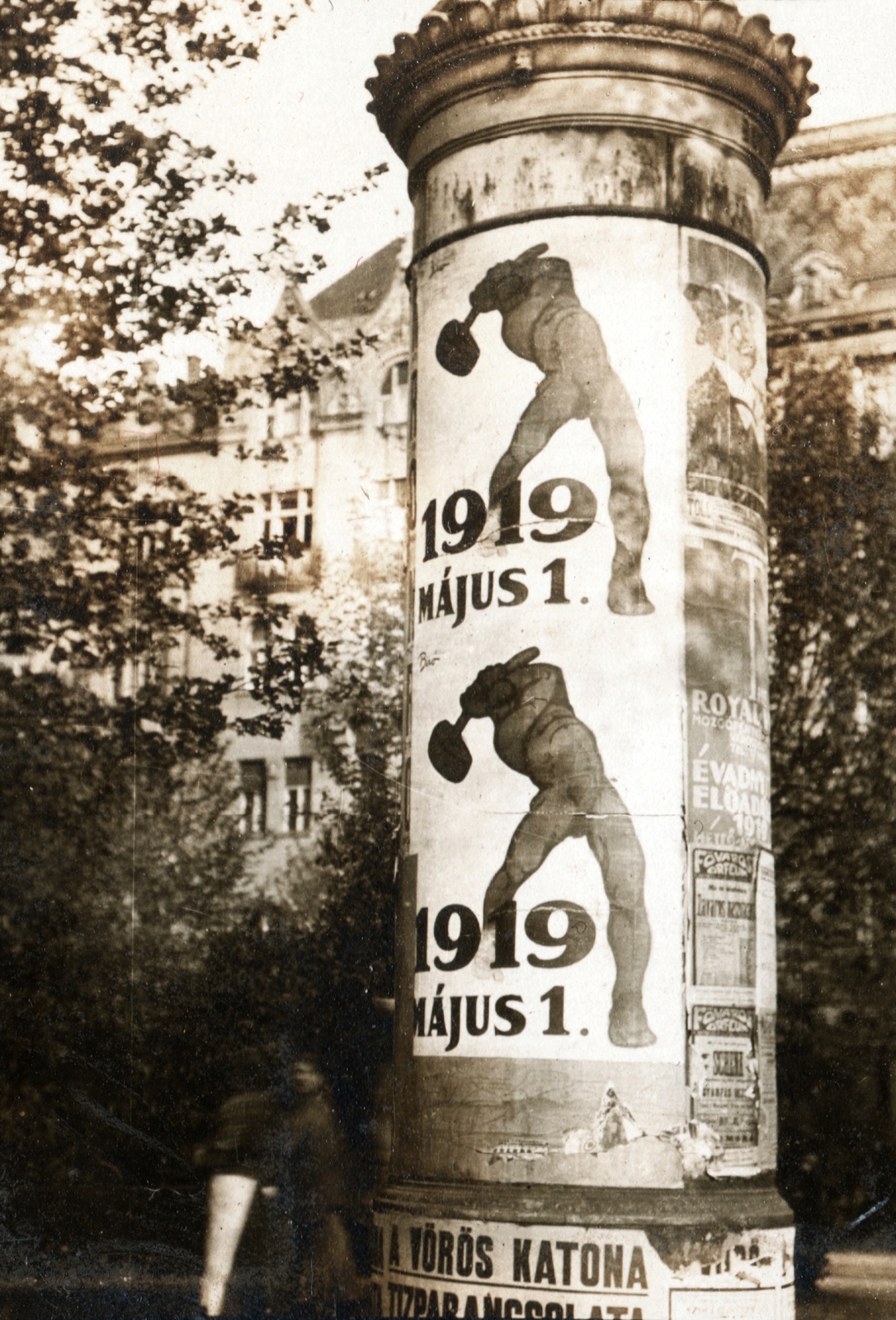 Magyarország, Budapest V., Március 15. (Eskü) tér az Erzsébet híd felől nézve, háttérben balra a 6. számú ház (Kéményseprő utca sarok)., 1919, Péchy László, plakát, hirdetőoszlop, Tanácsköztársaság, Bíró Mihály-grafika, Budapest, Fortepan #75871