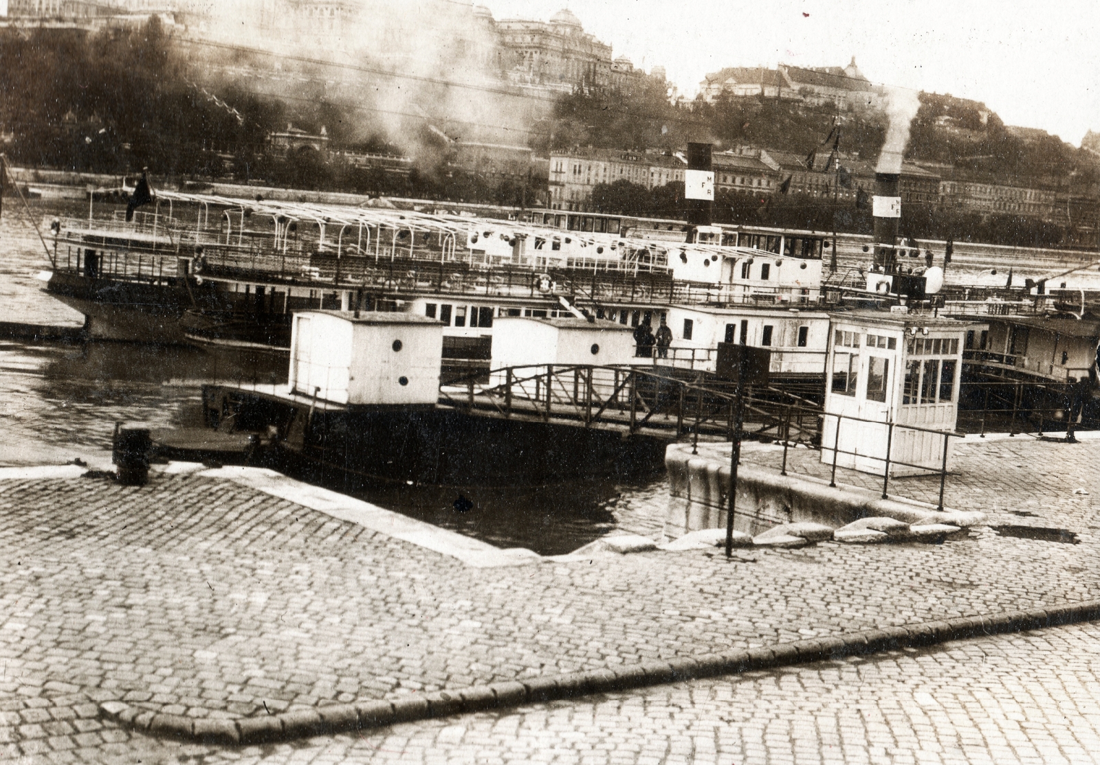 Hungary, Budapest V., pesti alsó rakpart a Vigadó téri hajóállomásnál, háttérben a budai Vár., 1919, Péchy László, ship, Budapest, Fortepan #75879