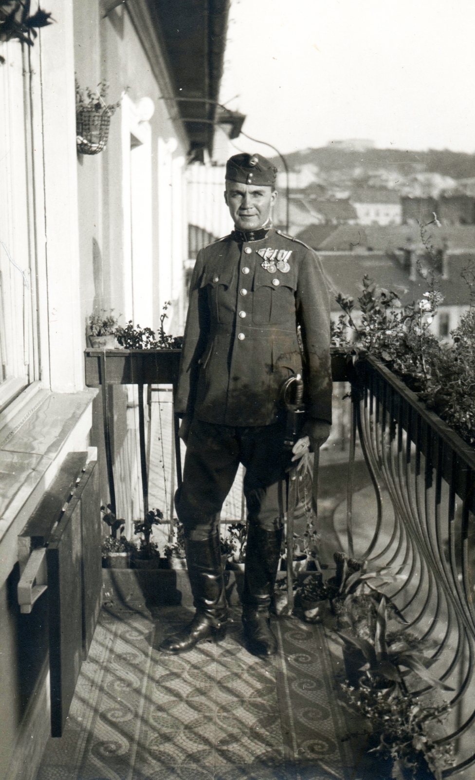 Hungary, Budapest XII., Csörsz utca 3., a háttérben a Gellért-hegy és a Citadella., 1930, Péchy László, balcony, soldier, medal, sword, Budapest, Fortepan #75920