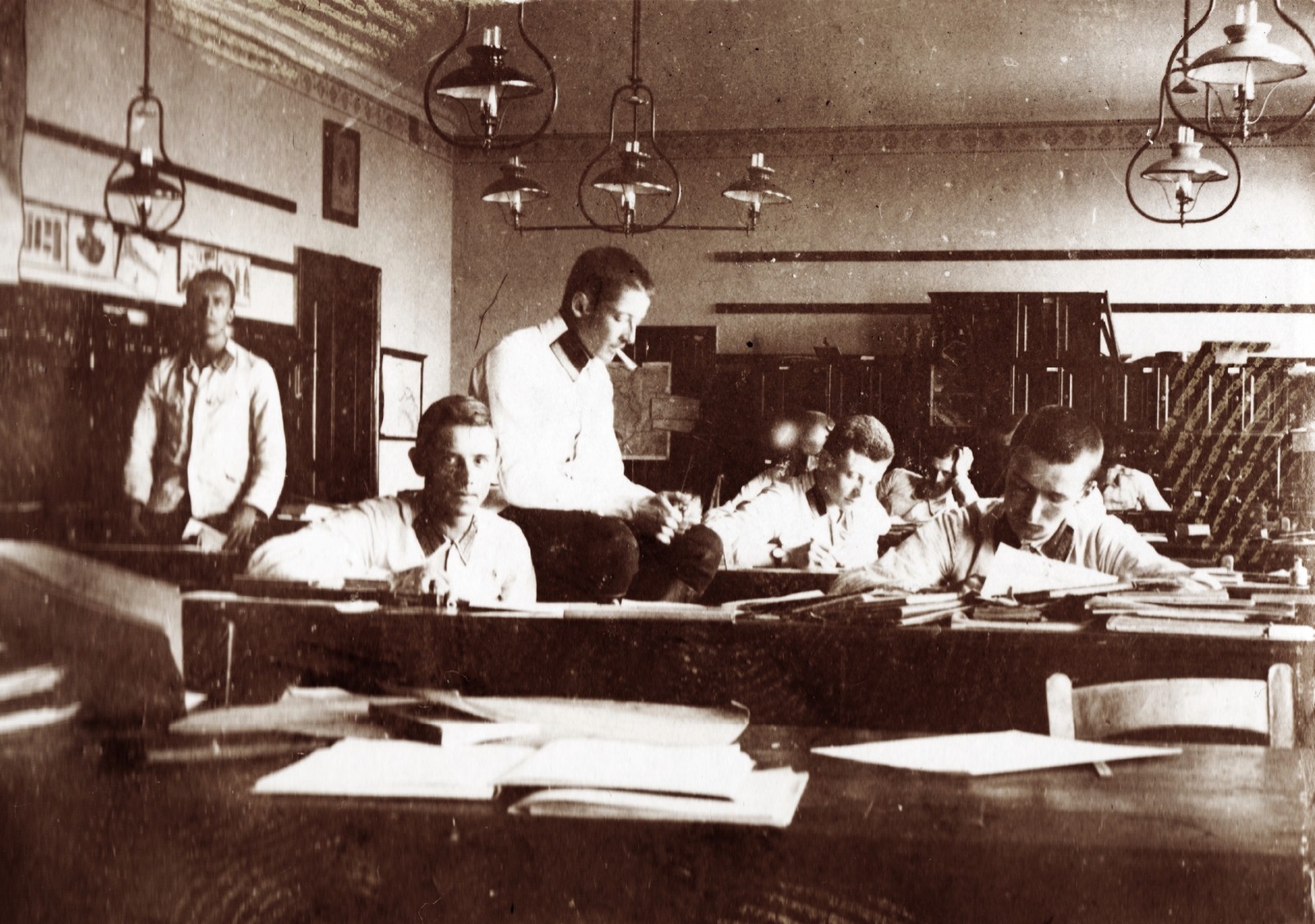 Austria, Mödling, a Császári és Királyi Katonai Műszaki Főiskola (később HTL Mödling néven főiskola) kadétjai a tanteremben., 1914, Péchy László, classroom, education, interior, cadet, sitting on a table, Fortepan #75944