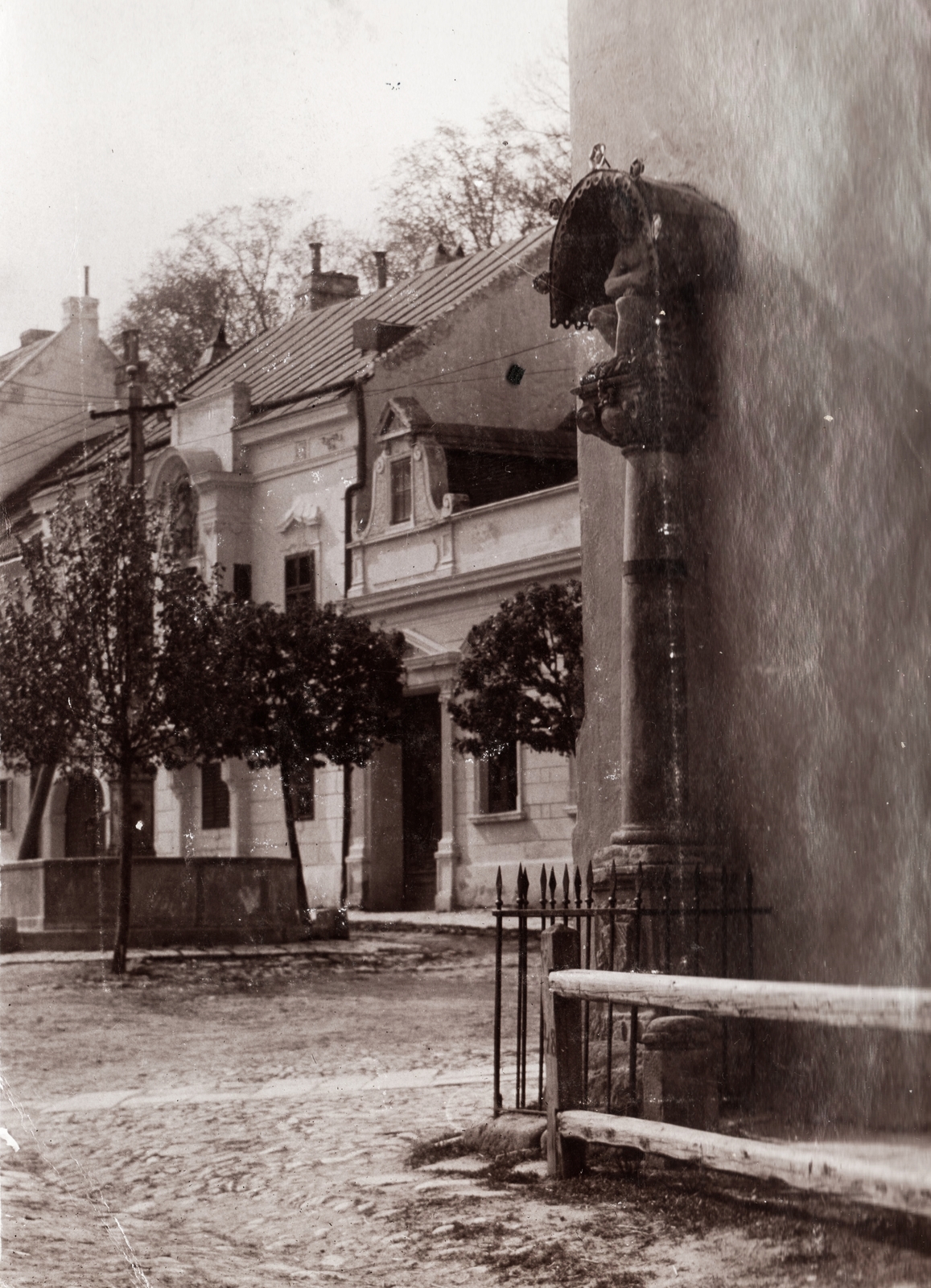 Austria, Eisenstadt, Joseph Haydn-Gasse (ekkor Zárda utca) a Szent Mihály ferences templom sarkától a Marienbrunnen felé nézve., 1912, Péchy László, drinking fountain, Fortepan #75955
