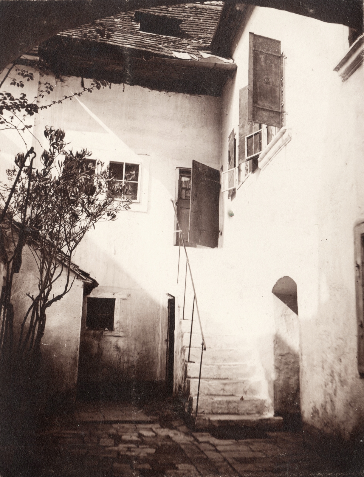 Austria, Eisenstadt, Joseph Haydn-Gasse 21. (ekkor Zárda utca 92.), Haydn egykori lakóházának udvara., 1912, Péchy László, Fortepan #75956