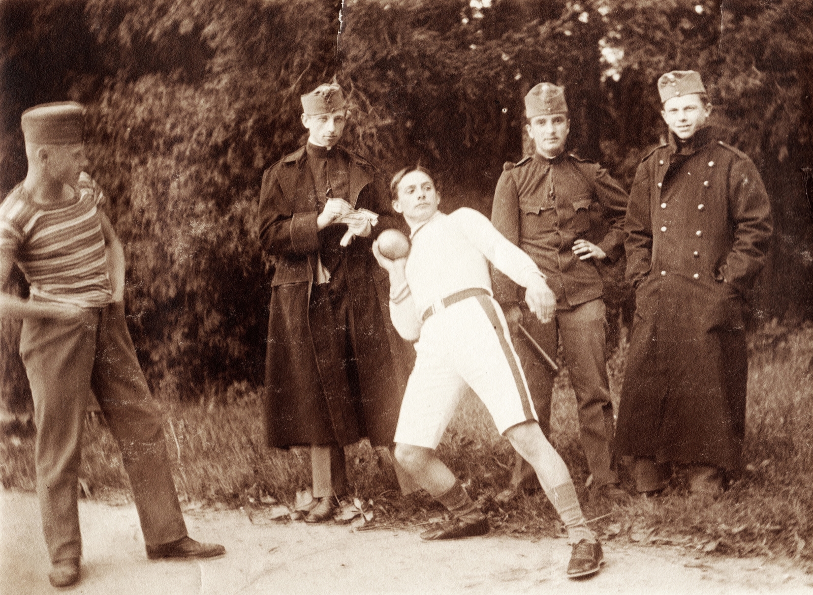 Austria, Eisenstadt, Császári és Királyi Katonai Főreáliskola (később Martin Kaszárnya), hallgatók a parkban., 1912, Péchy László, tableau, athletics, t-shirt, shot put, cadet, hands in pockets, double-breasted coat, Fortepan #75958