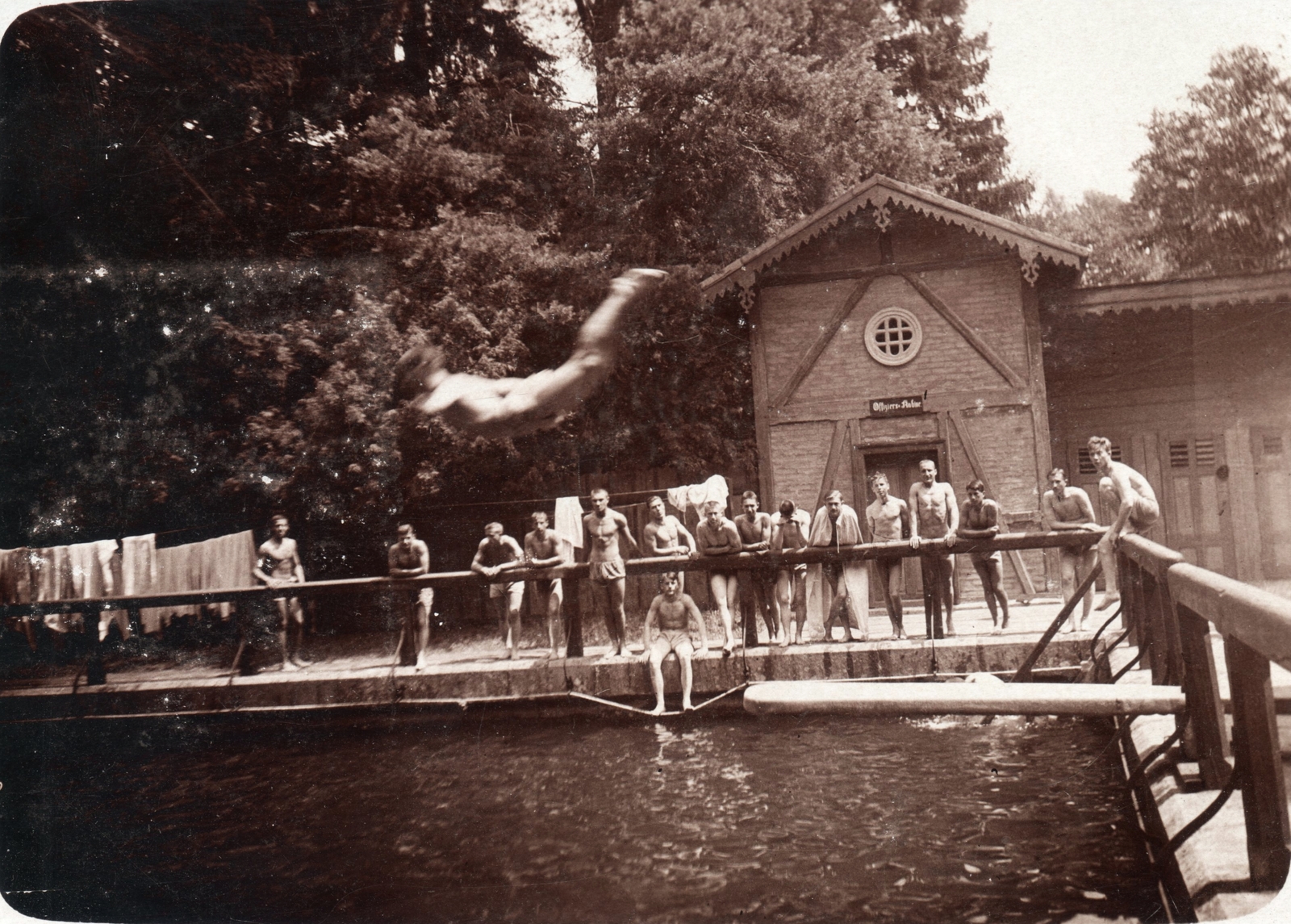 Austria, Eisenstadt, Császári és Királyi Katonai Főreáliskola (később Martin Kaszárnya), tanuszoda., 1912, Péchy László, swimming pool, barrack, diving-board, acrobatic diving, cadet, military academy, Fortepan #75959