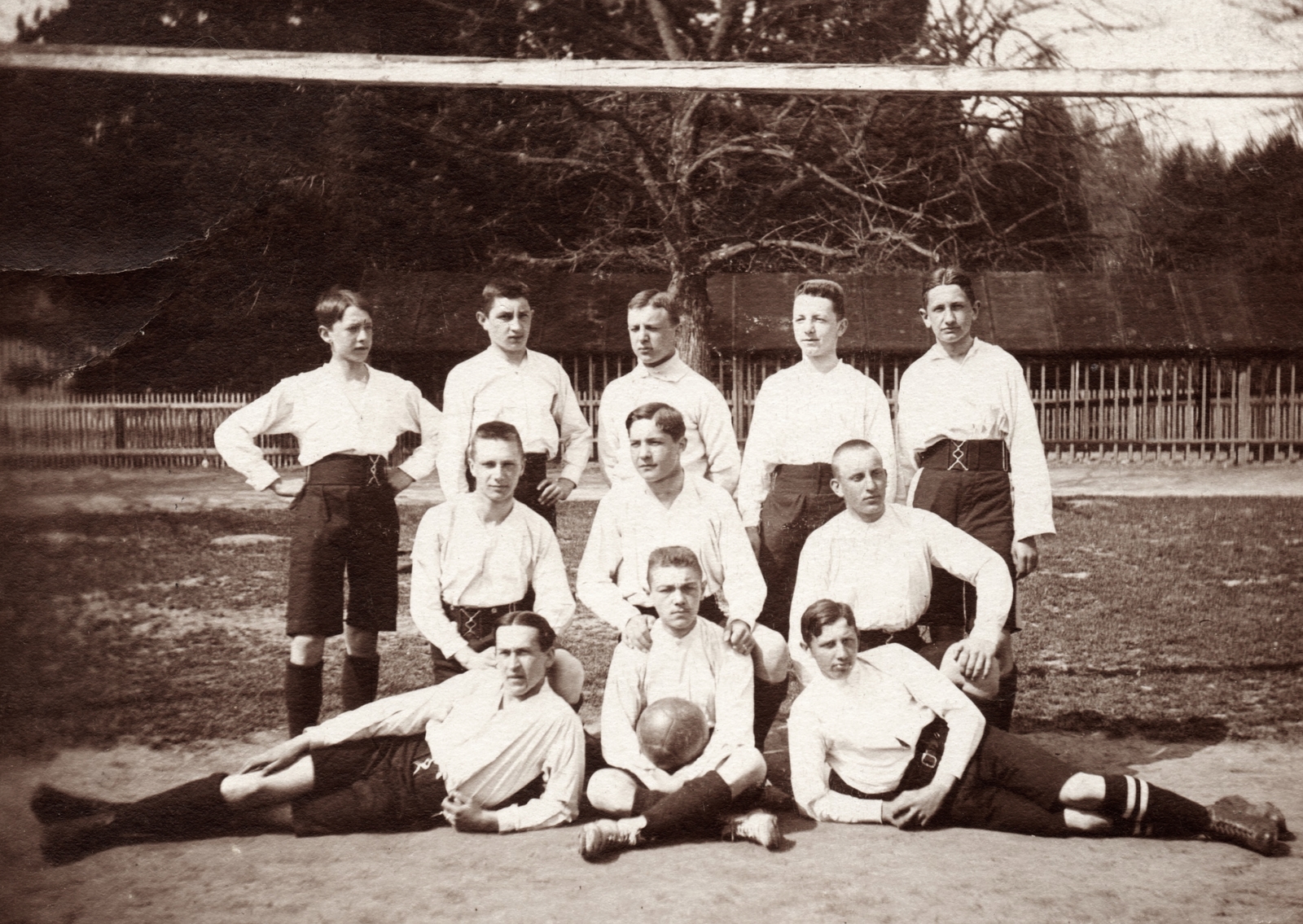 Austria, Eisenstadt, Császári és Királyi Katonai Főreáliskola (később Martin Kaszárnya), futballcsapat a sportpályán., 1912, Péchy László, football, tableau, soccer team, cadet, cross-legged sitting, akimbo, prop up on elbows, sitting on the ground, Fortepan #75960