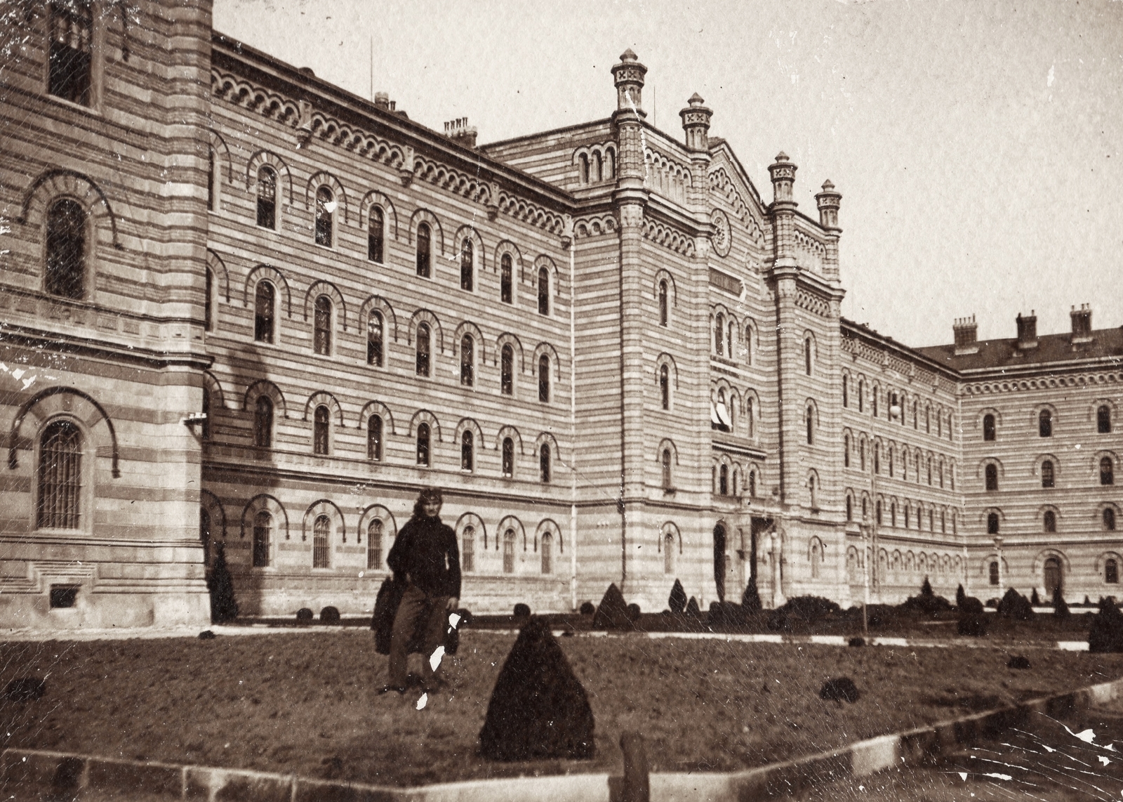 Austria, Eisenstadt, Császári és Királyi Katonai Főreáliskola (később Martin Kaszárnya), a déli főbejárat előtti park., 1912, Péchy László, barrack, romanesque revival architect, Moorish architecture, military academy, Sigismund von Malinowski-design, Fortepan #75962