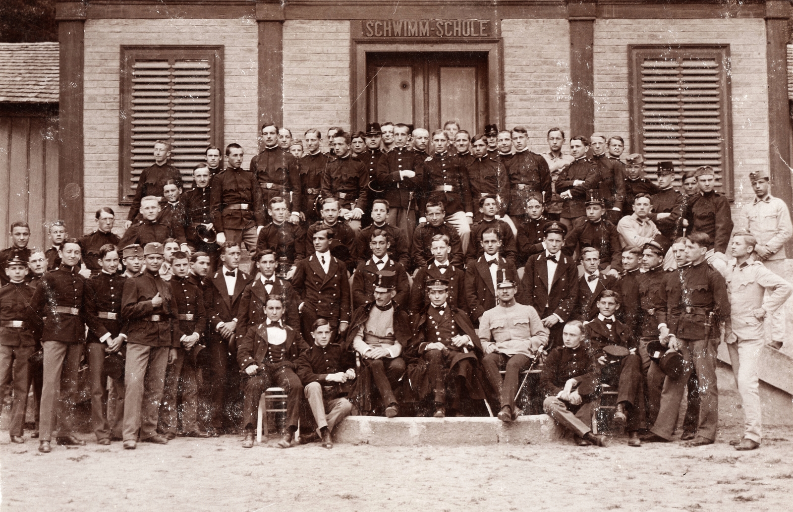 Ausztria, Kismarton, Császári és Királyi Katonai Főreáliskola (később Martin Kaszárnya), hallgatók és oktatóik a tanuszoda bejárata előtt., 1912, Péchy László, uszoda, egyenruha, felirat, csoportkép, tisztikar, kard, egyensapka, kadét, Fortepan #75963