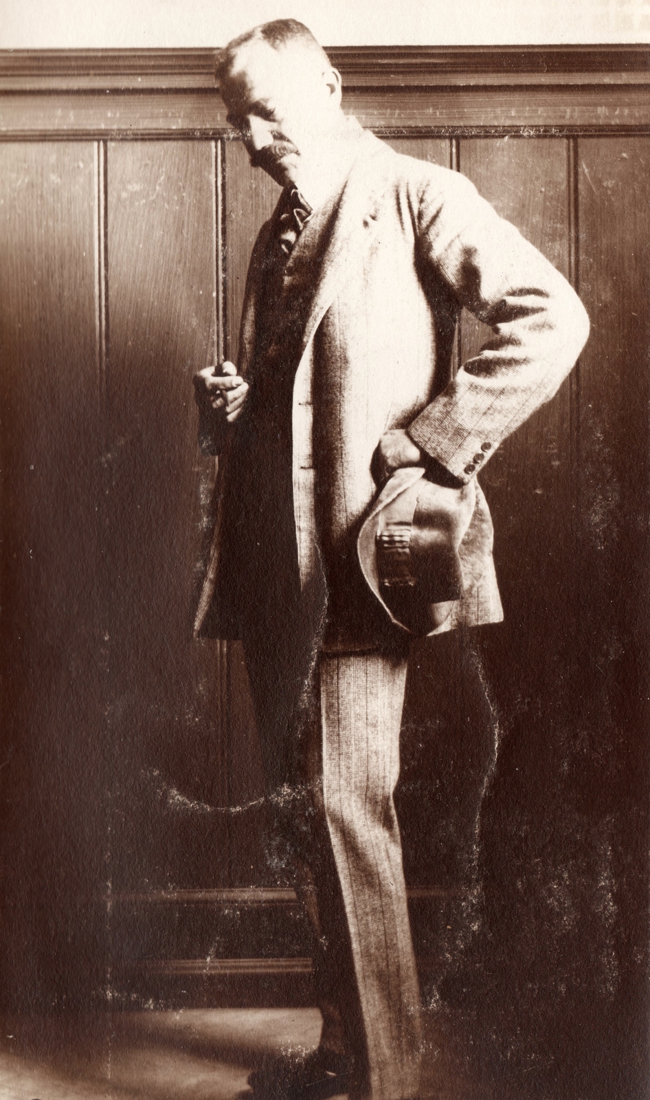 Austria, Eisenstadt, Császári és Királyi Katonai Főreáliskola (később Martin Kaszárnya), Kőszegi Fangh Dezső festőművész, tanár., 1912, Péchy László, celebrity, hat, man, suit, teacher, painter, hat in hand, Fortepan #75964