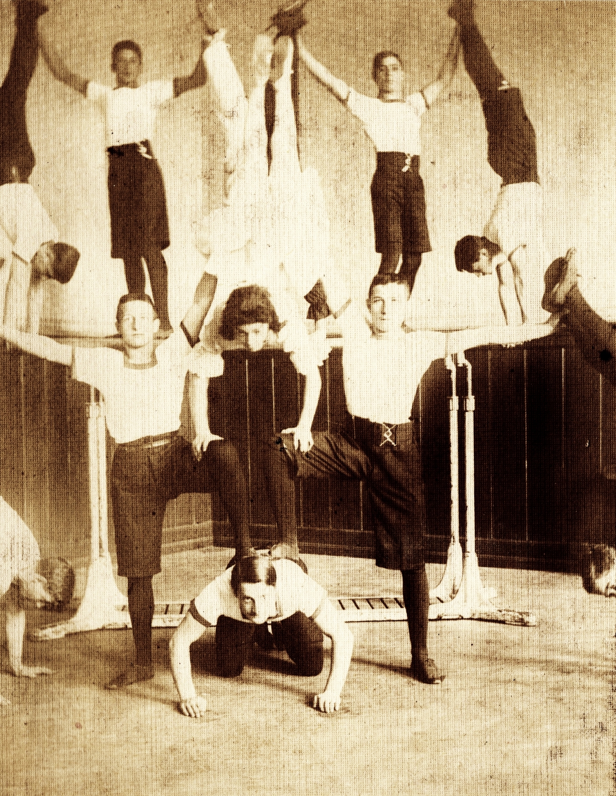 Austria, Eisenstadt, Császári és Királyi Katonai Főreáliskola (később Martin Kaszárnya). Tornászok bemutatója a tornateremben., 1912, Péchy László, tableau, exercise, cadet, handstand, human pyramid, spread out arms, parallel bars, feat, Fortepan #75969
