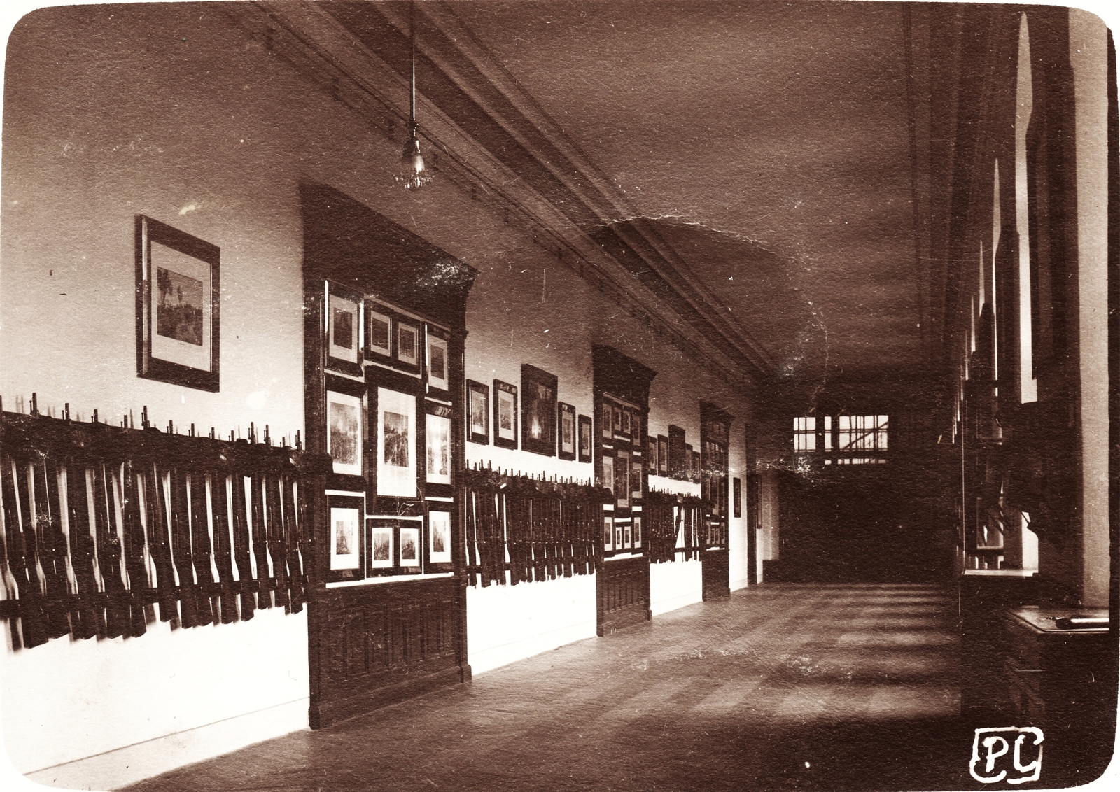 Austria, Eisenstadt, Császári és Királyi Katonai Főreáliskola (később Martin Kaszárnya), hallgatók fegyverei a 3. emeleti folyosón., 1912, Péchy László, barrack, interior, corridor, military academy, Fortepan #75973