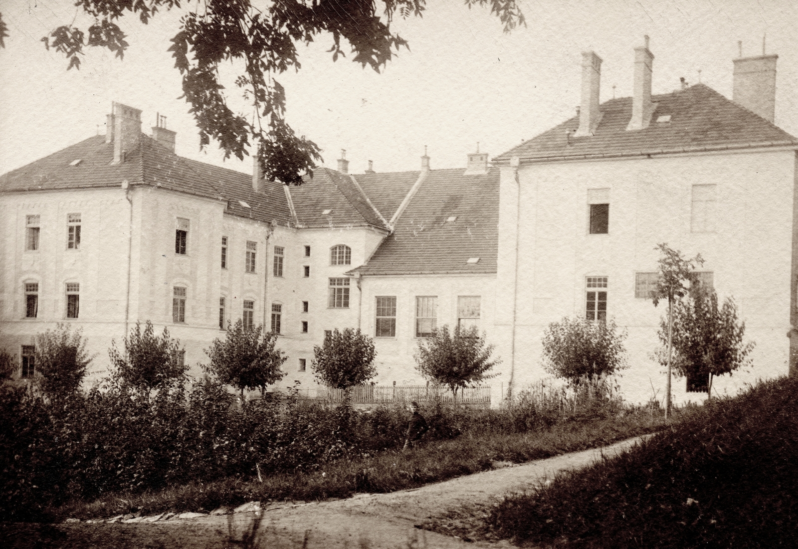 Austria, Eisenstadt, Császári és Királyi Katonai Főreáliskola (később Martin Kaszárnya) melléképülete., 1912, Péchy László, barrack, military academy, wood, building, garden, Fortepan #75976