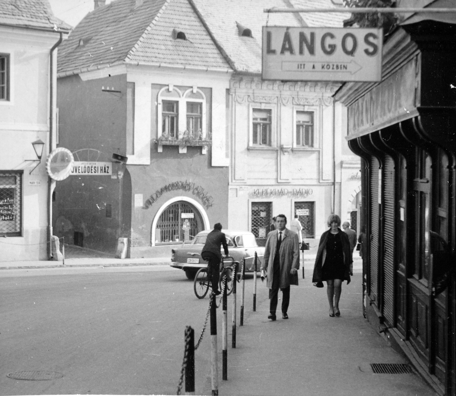 Magyarország, Szentendre, Fő (Marx) tér., 1965, Fortepan, kerékpár, cégtábla, Opel-márka, járókelő, utcakép, automobil, rendszám, Opel Rekord P1, Fortepan #7599