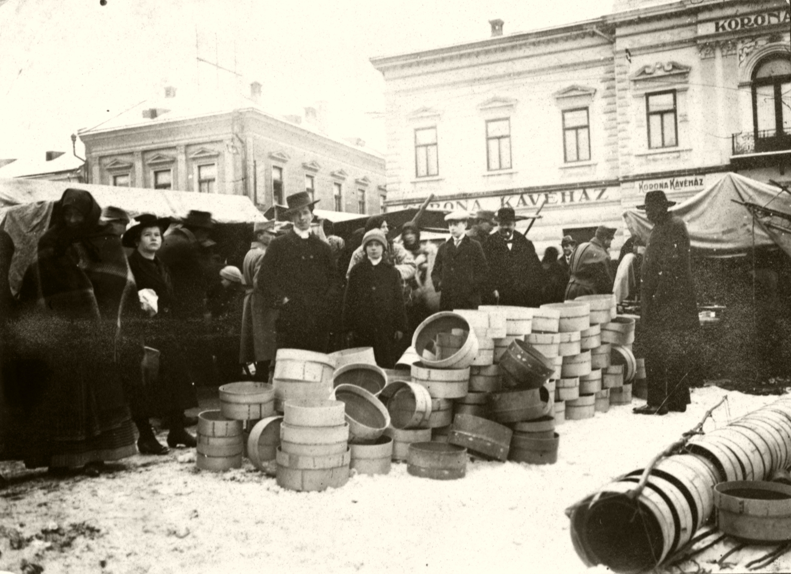 Románia,Erdély, Máramarossziget, Fő tér (Piata Libertătii), jobbra a Korona szálló., 1917, Péchy László, első világháború, piac, szita, Fortepan #76003