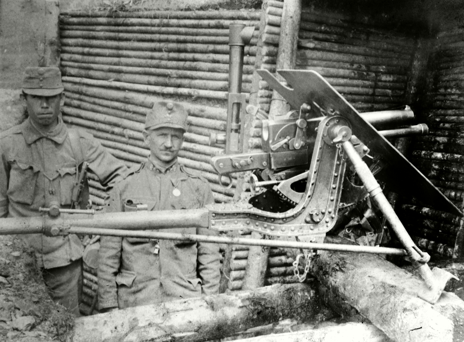 Ukraine,Zakarpattia Oblast, Yasinia, lövegállás a település közelében, a Hryhoriwka-hegyen., 1917, Péchy László, First World War, cannon, 3.7 cm Infanteriegeschütz M.15 Škoda, Skoda-brand, periscope, Fortepan #76015