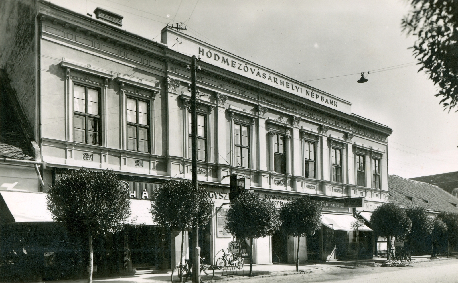 Magyarország, Hódmezővásárhely, Andrássy út 9., 1928, Fortepan, kerékpár, kerékpár tároló, motorkerékpár, Fortepan #76046