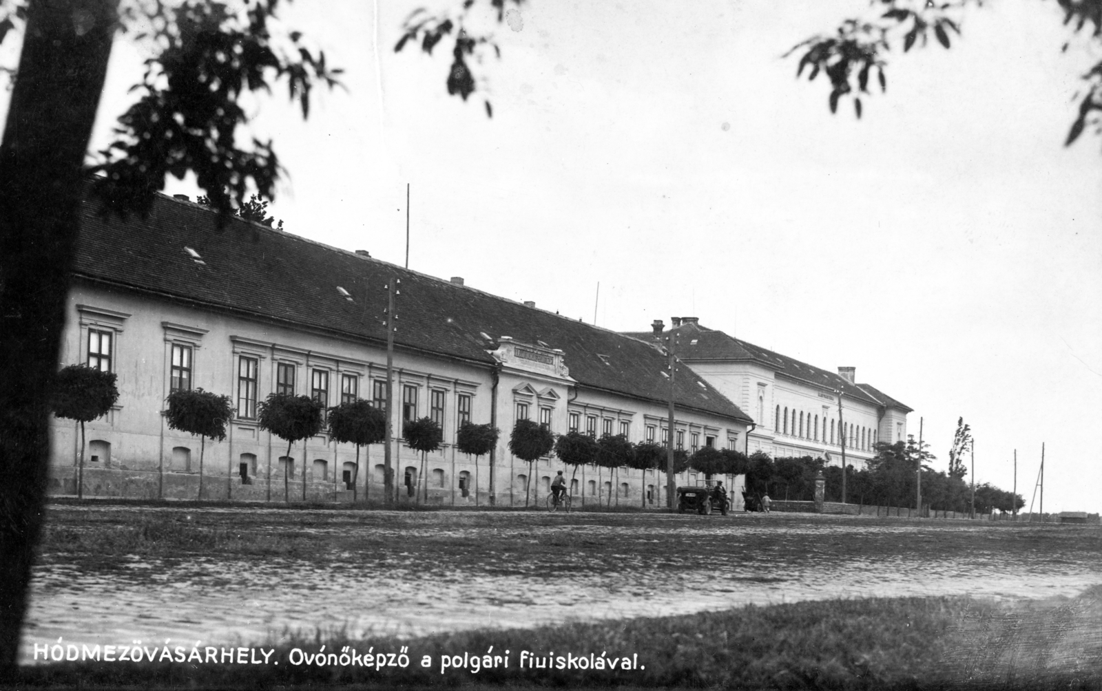 Hungary, Hódmezővásárhely, Szent István tér, balra az Óvónőképző (később Liszt Ferenc Ének-Zenei Általános Iskola), jobbra a polgári fiúiskola (később Szent István Általános Iskola)., 1928, Fortepan, Fortepan #76054