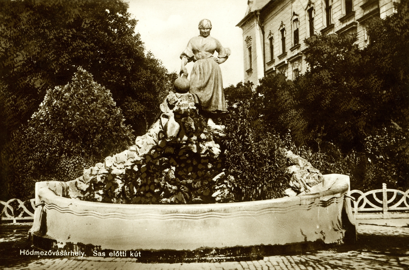 Magyarország, Hódmezővásárhely, Kossuth tér, artézi kút a Fekete Sas Szálló előtt., 1928, Fortepan, Fortepan #76055