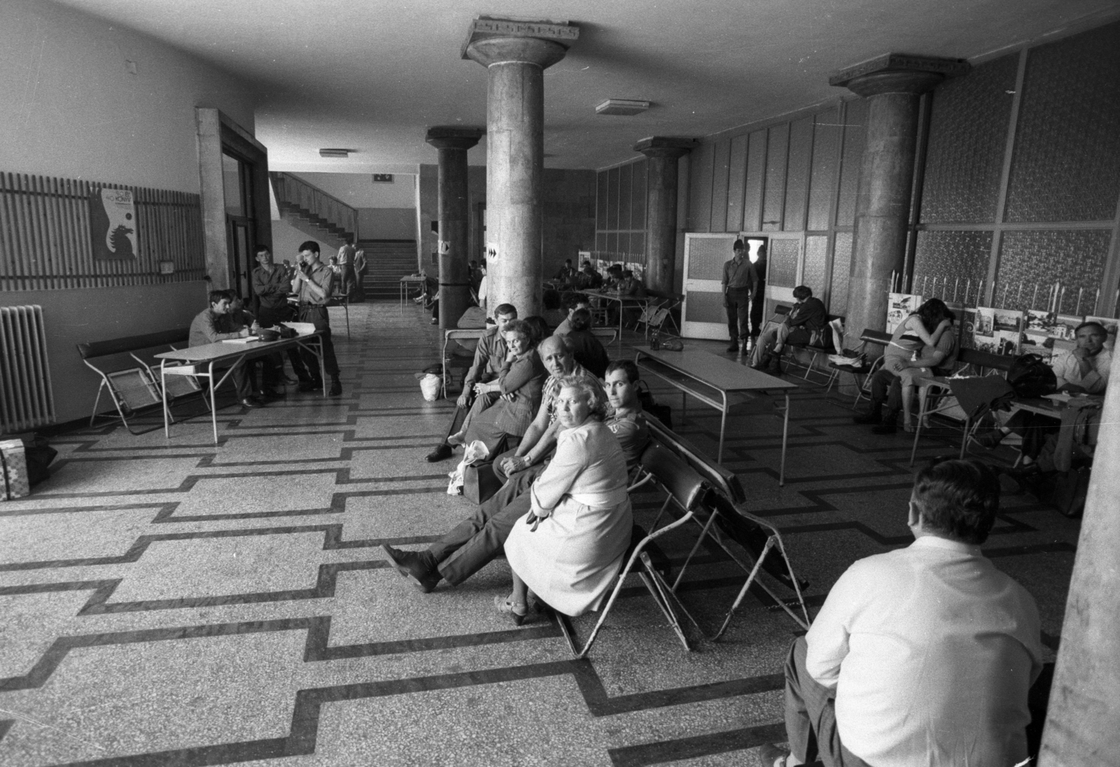 Hungary, Tata, a MN 11. Harckocsi Hadosztály laktanyája (később MH 25. Klapka György Lövészdandár)., 1984, Erdei Katalin, waiting room, soldier, kiss, Fortepan #76073