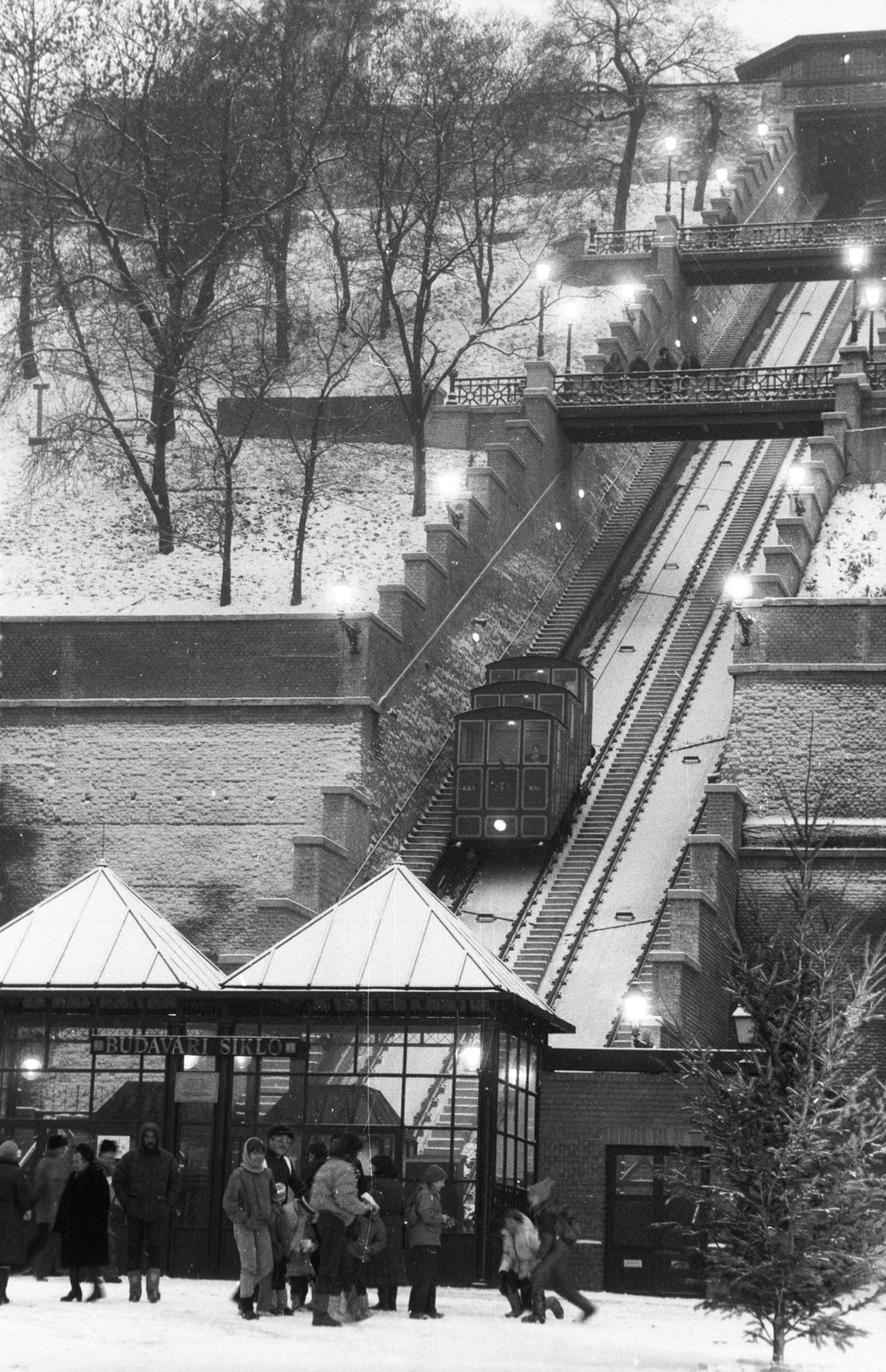 Hungary, Budapest I., Clark Ádám tér, a Budavári Sikló., 1986, Erdei Katalin, cableway, Budapest, cable car, Fortepan #76085