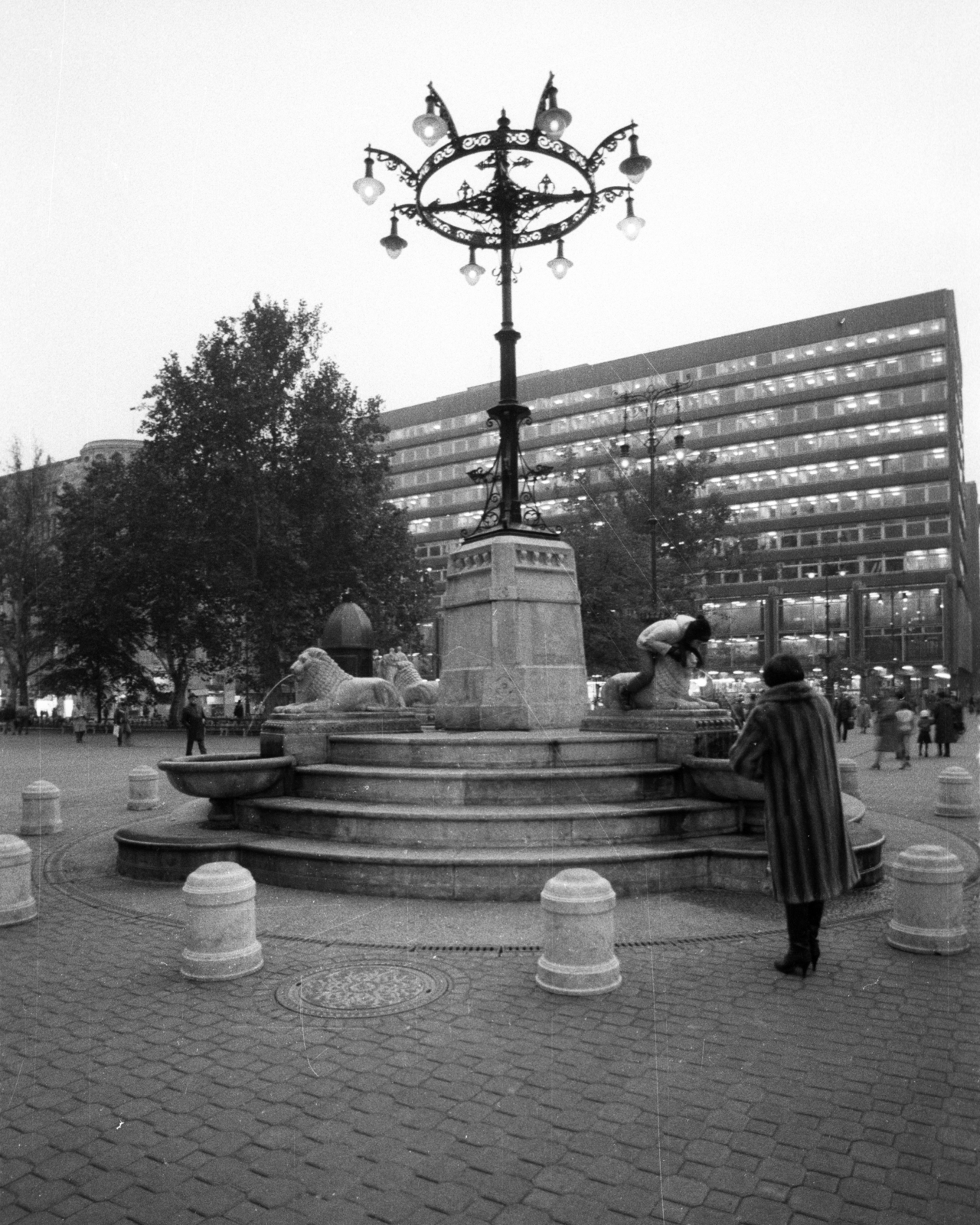Hungary, Budapest V., Vörösmarty tér, háttérben az ORI (Országos Rendező Iroda) székháza., 1986, Erdei Katalin, Fountain, Budapest, Fortepan #76087
