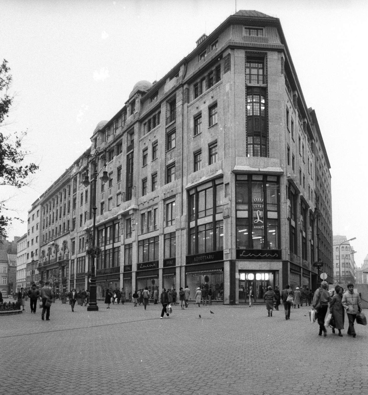 Magyarország, Budapest V., Vörösmarty tér, Luxus áruház., 1986, Erdei Katalin, Korb Flóris-terv, Giergl Kálmán-terv, középület, eklektikus építészet, Budapest, bevásárlóközpont, Fortepan #76088