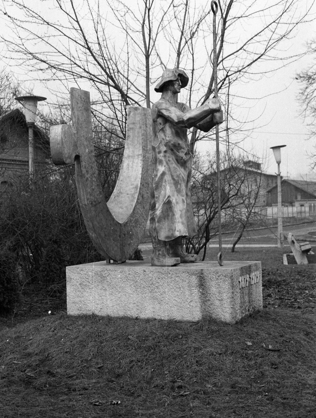 Hungary, Diósgyőr, Miskolc, Sétány utca, Martinász szobor (Farkas Pál, 1979.)., 1986, Erdei Katalin, sculpture, smelter, Fortepan #76091