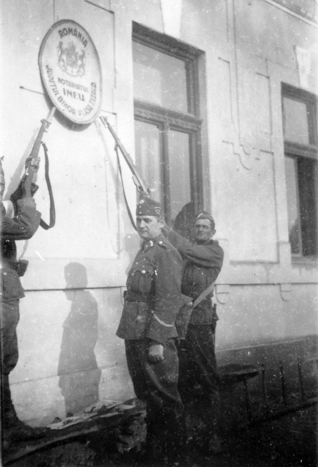Romania,Transylvania, Ineu, jegyzői hivatal., 1940, Fortepan, territorial gain, weapon, soldier, gun, bayonet, Fortepan #7610