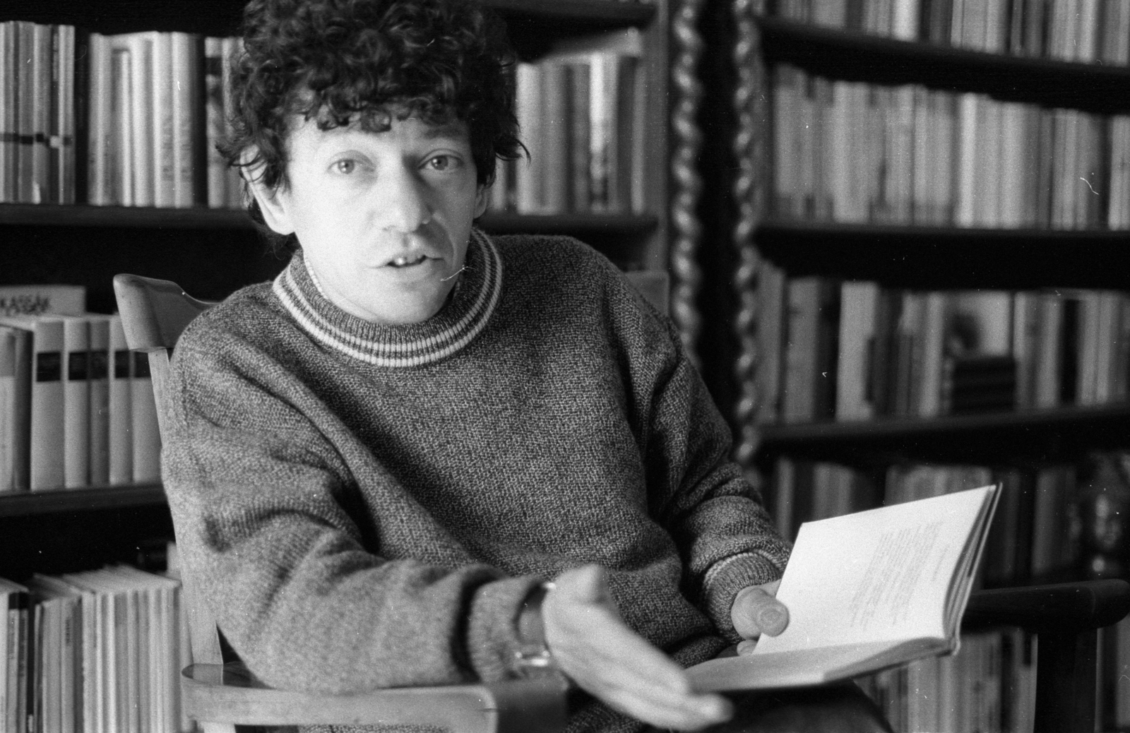 Magyarország, Kántor Péter költő, műfordító., 1990, Erdei Katalin, portré, híres ember, könyv, könyvespolc, Fortepan #76124