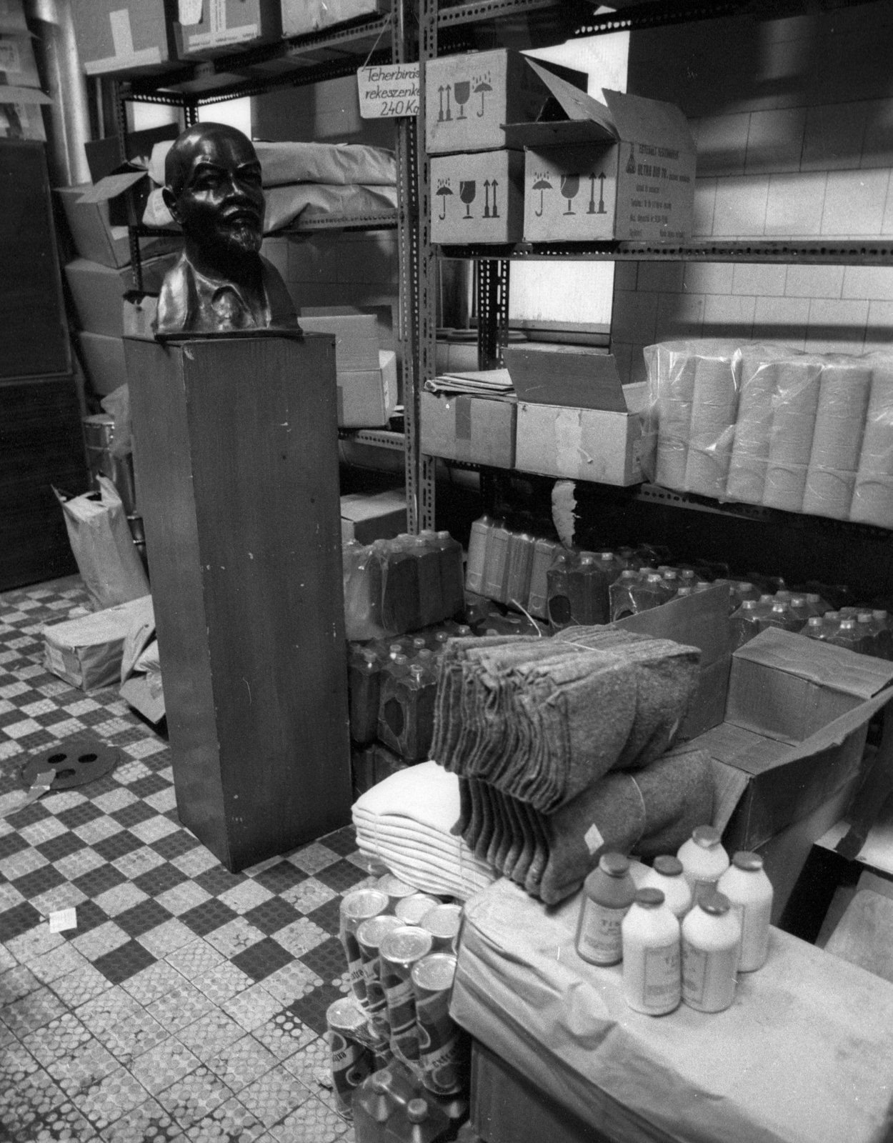 Magyarország, Budapest XXI., Csepel Művek., 1990, Erdei Katalin, felirat, Lenin-ábrázolás, jelképrombolás, mellszobor, rövidáru, raktár, Budapest, tisztítószer, WC-papír, Fortepan #76130