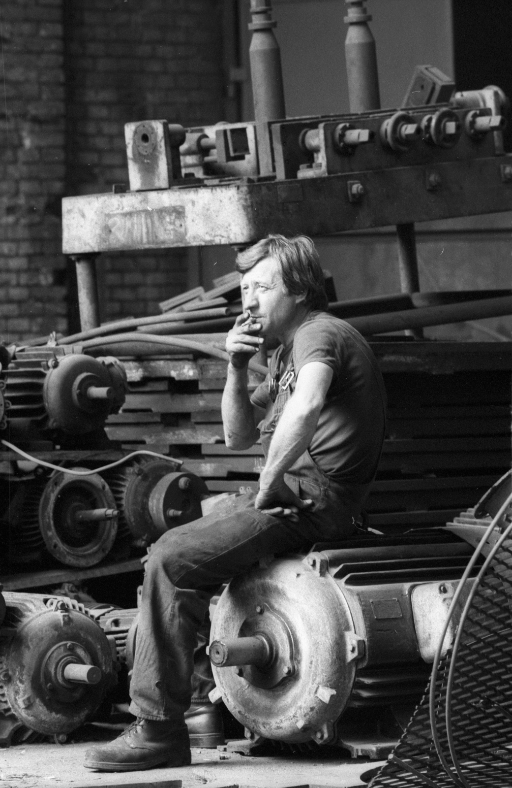 Magyarország, Budapest XXI., Csepel Művek., 1990, Erdei Katalin, munkahely, dohányzás, villanymotor, Budapest, Fortepan #76134