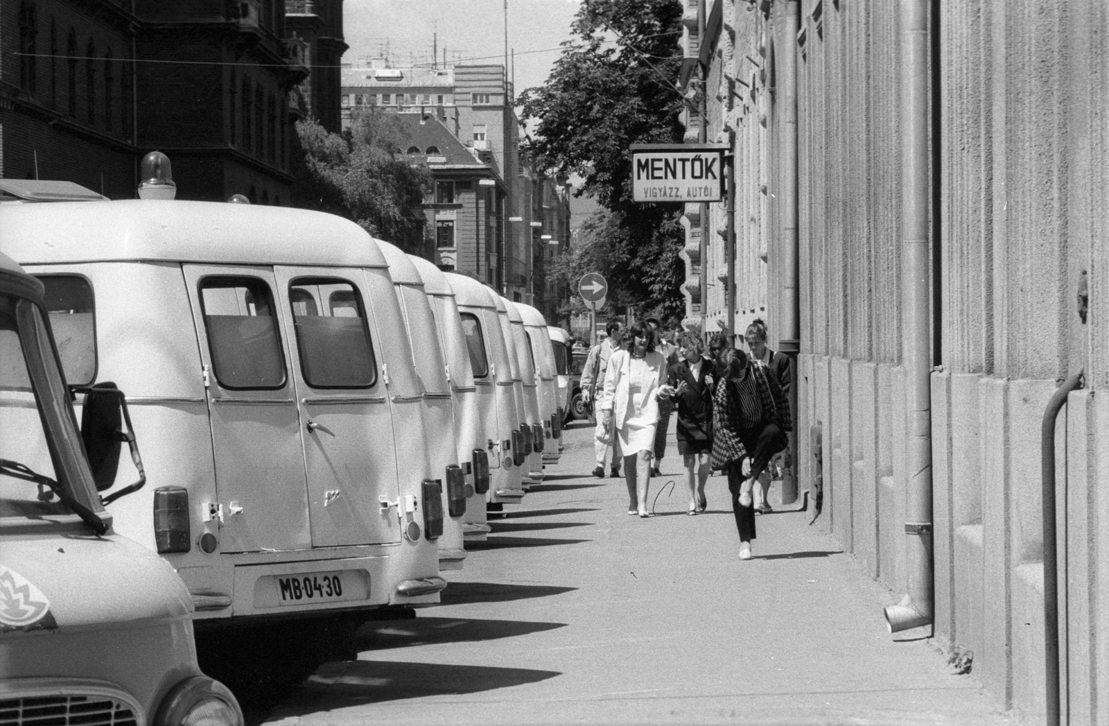 Hungary, Budapest V., Markó utca a Bihari János utca felé nézve. Mentőautók az Országos Mentőszolgálat központja előtt., 1990, Erdei Katalin, Barkas-brand, Nysa-brand, ambulance, number plate, Budapest, pedestrian zone, vehicular beacon, National Ambulance Service, Fortepan #76143