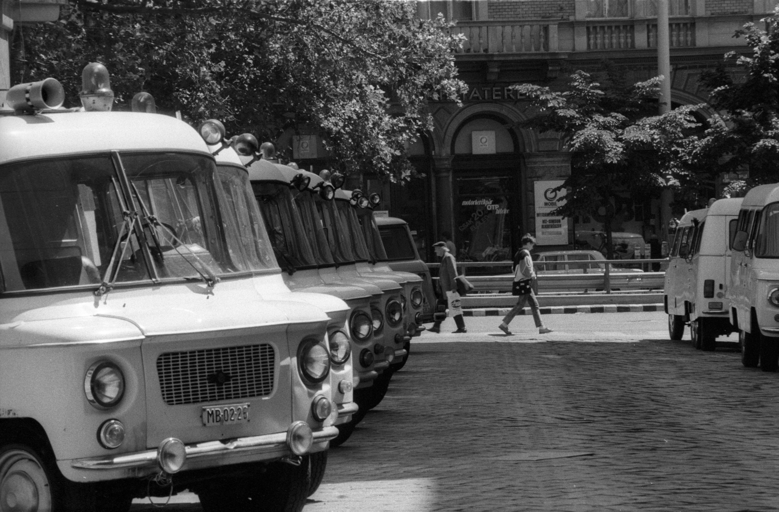 Magyarország, Budapest V., Markó utca a Bajcsy-Zsilinszky út felé nézve. Mentőautók az Országos Mentőszolgálat központja előtt., 1990, Erdei Katalin, Nysa-márka, mentőautó, rendszám, Nysa 522, Budapest, sziréna, Fortepan #76146