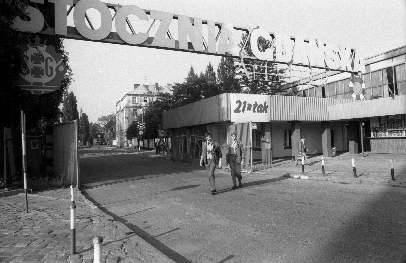 Poland, Gdańsk, a Hajógyár főbejárata, 1990, Erdei Katalin, shipbuilding industry, boatyard, Solidarity Union, regime change, Fortepan #76147