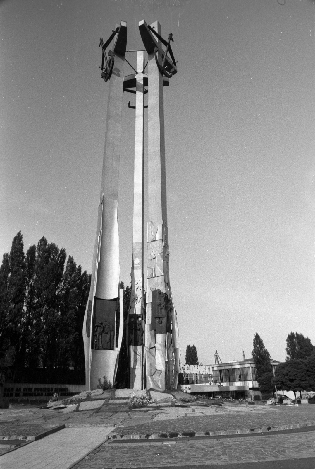 Poland, Gdańsk, az 1970-es munkás sztrájk leverése során meghalt áldozatok emlékműve a Hajógyár főbejáratánál., 1990, Erdei Katalin, monument, shipbuilding industry, boatyard, Solidarity Union, regime change, Fortepan #76149