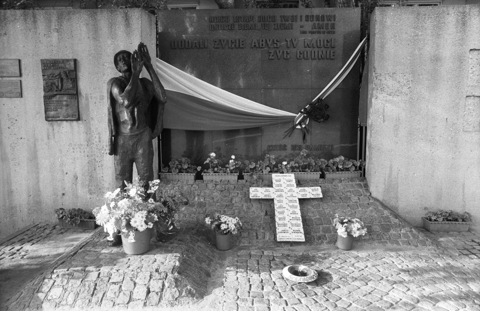 Lengyelország, Gdańsk, az 1970-es munkás sztrájk leverése során meghalt áldozatok emlékműve a Hajógyár főbejáratánál., 1990, Erdei Katalin, zászló, emlékmű, kereszt_jelkép, Szolidaritás Független Szakszervezet, rendszerváltás, szobor, Fortepan #76151