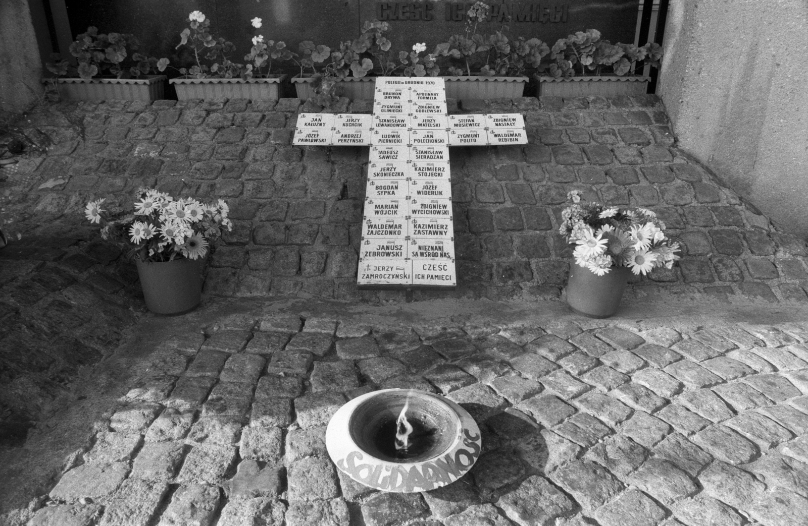 Poland, Gdańsk, az 1970-es munkás sztrájk leverése során meghalt áldozatok emlékműve a Hajógyár főbejáratánál., 1990, Erdei Katalin, monument, cross, Solidarity Union, regime change, Fortepan #76152