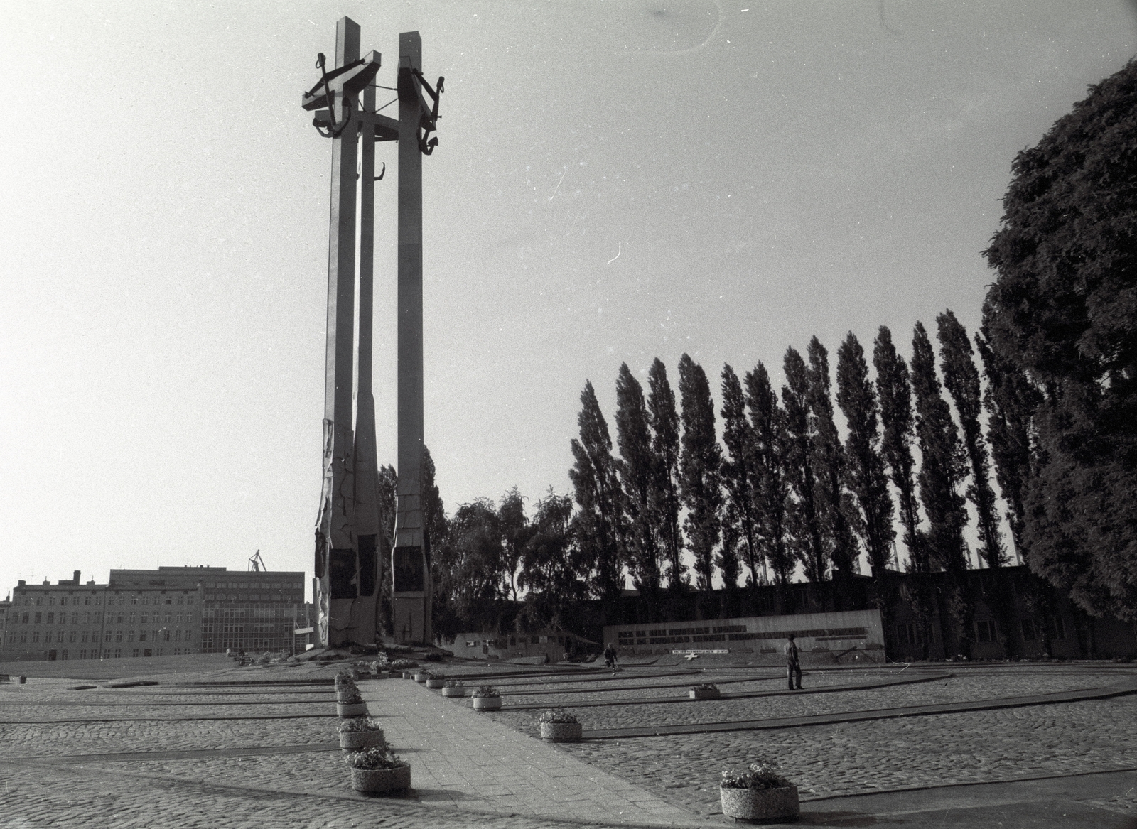 Poland, Gdańsk, az 1970-es munkás sztrájk leverése során meghalt áldozatok emlékműve a Hajógyár főbejáratánál., 1990, Erdei Katalin, monument, shipbuilding industry, boatyard, Solidarity Union, Fortepan #76158