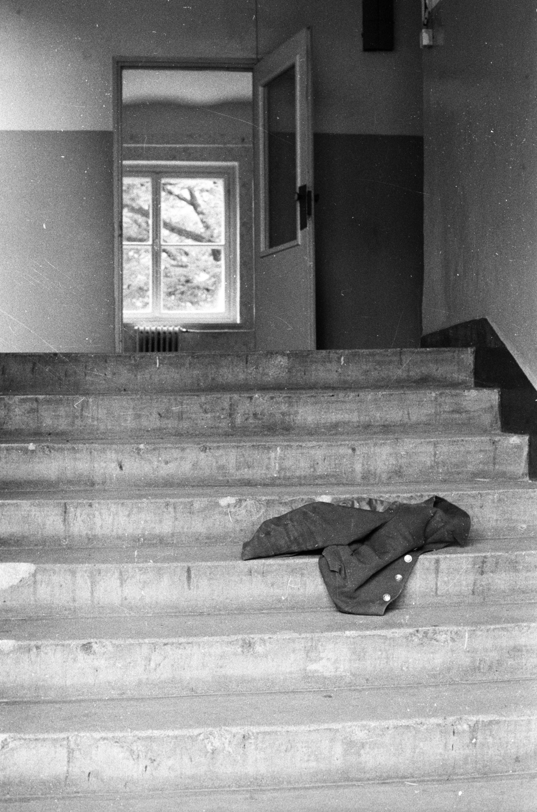 Hungary, Veszprém, Jutasi úti elhagyott szovjet katonai bázis., 1990, Erdei Katalin, stairs, barrack, abandoned building, regime change, Fortepan #76164