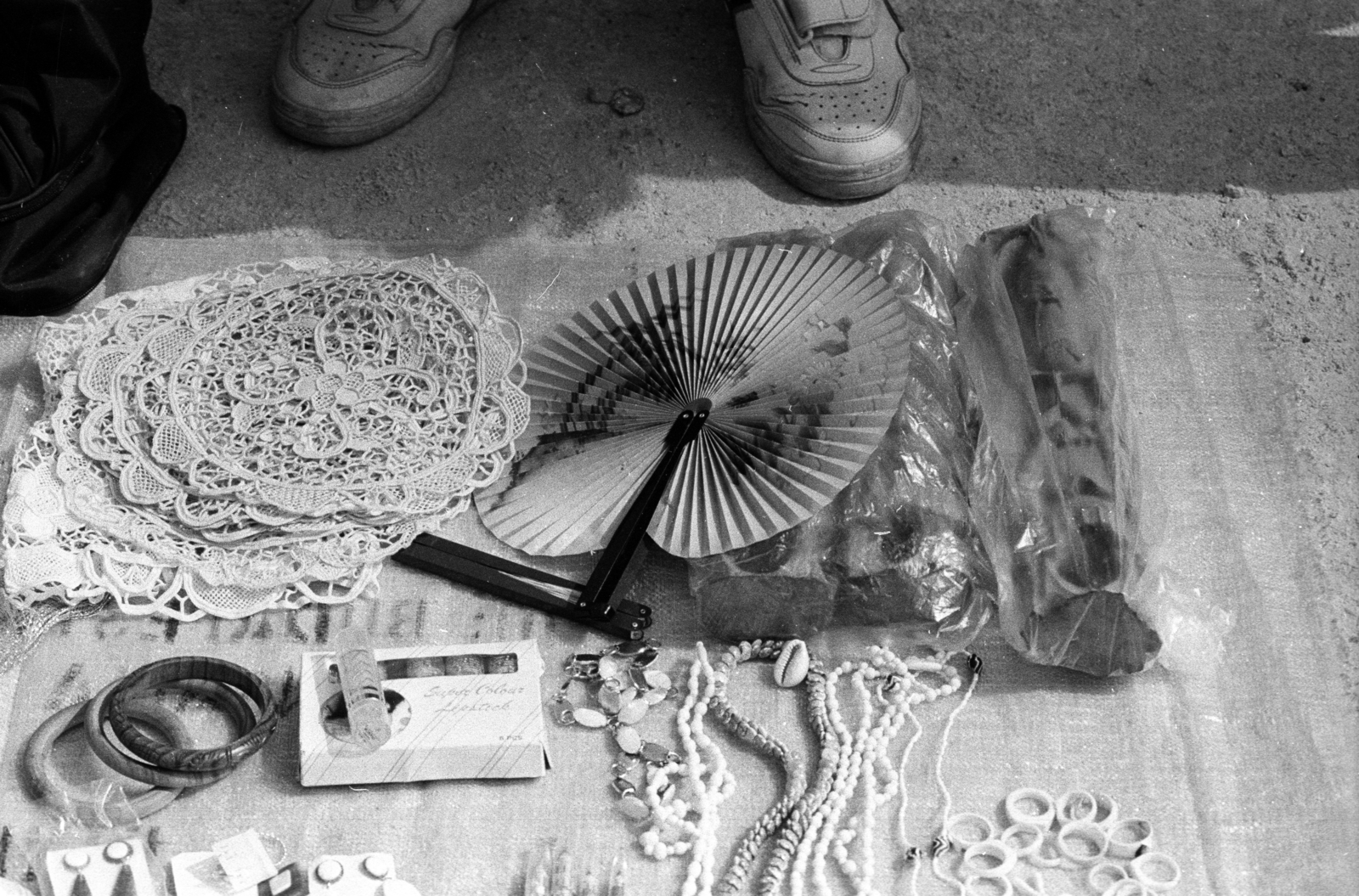 Hungary, Budapest XI., Etele tér, "KGST-piac"., 1990, Erdei Katalin, market, fan, necklace, lace, bracelet, Budapest, Polish market, Fortepan #76175