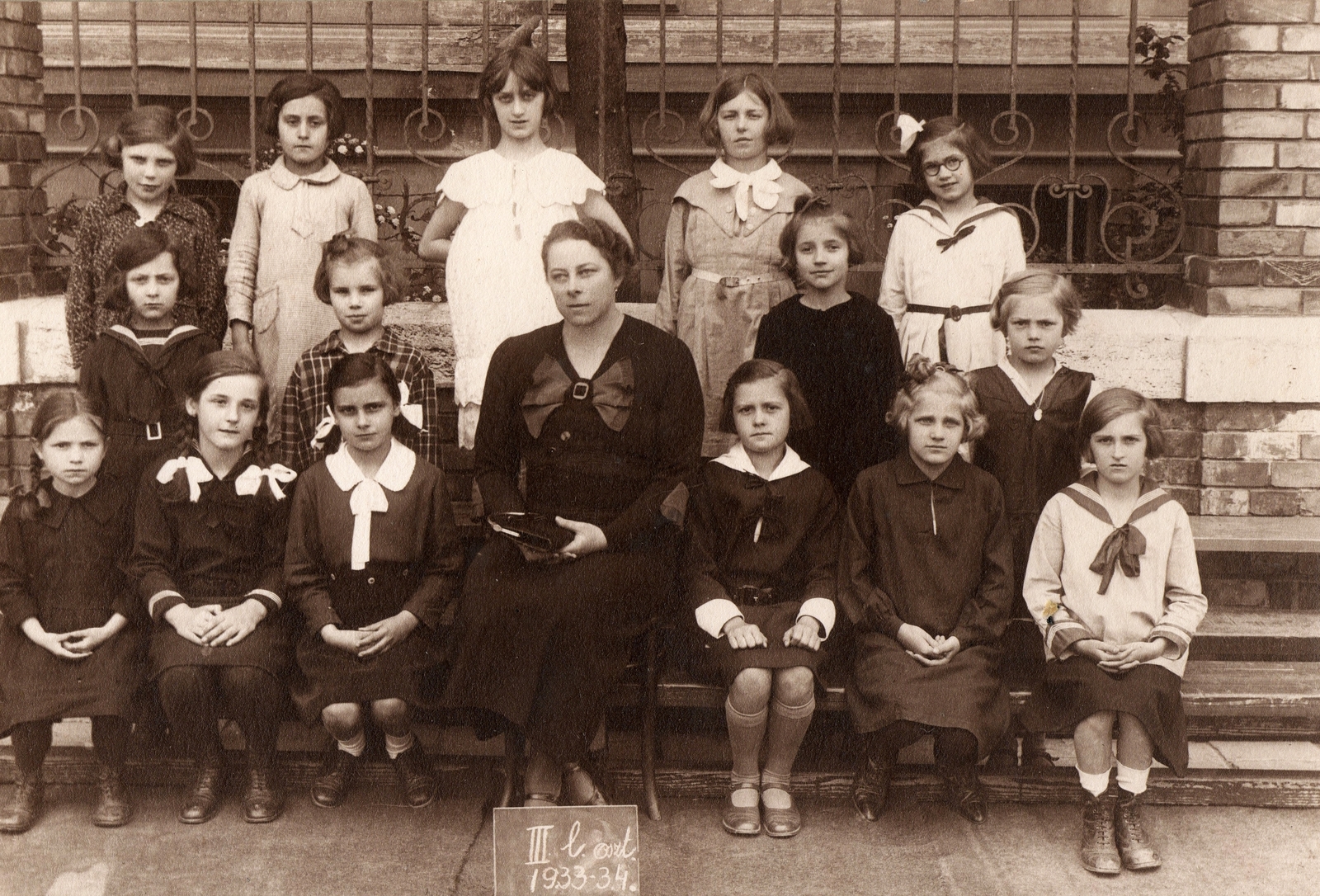 Hungary, Tabán, Budapest I., Czakó utcai Elemi iskola (később sportpálya van a helyén), csoportkép egy harmadikos osztályról., 1933, PRL, class photo, Budapest, forged iron fence, Fortepan #76181