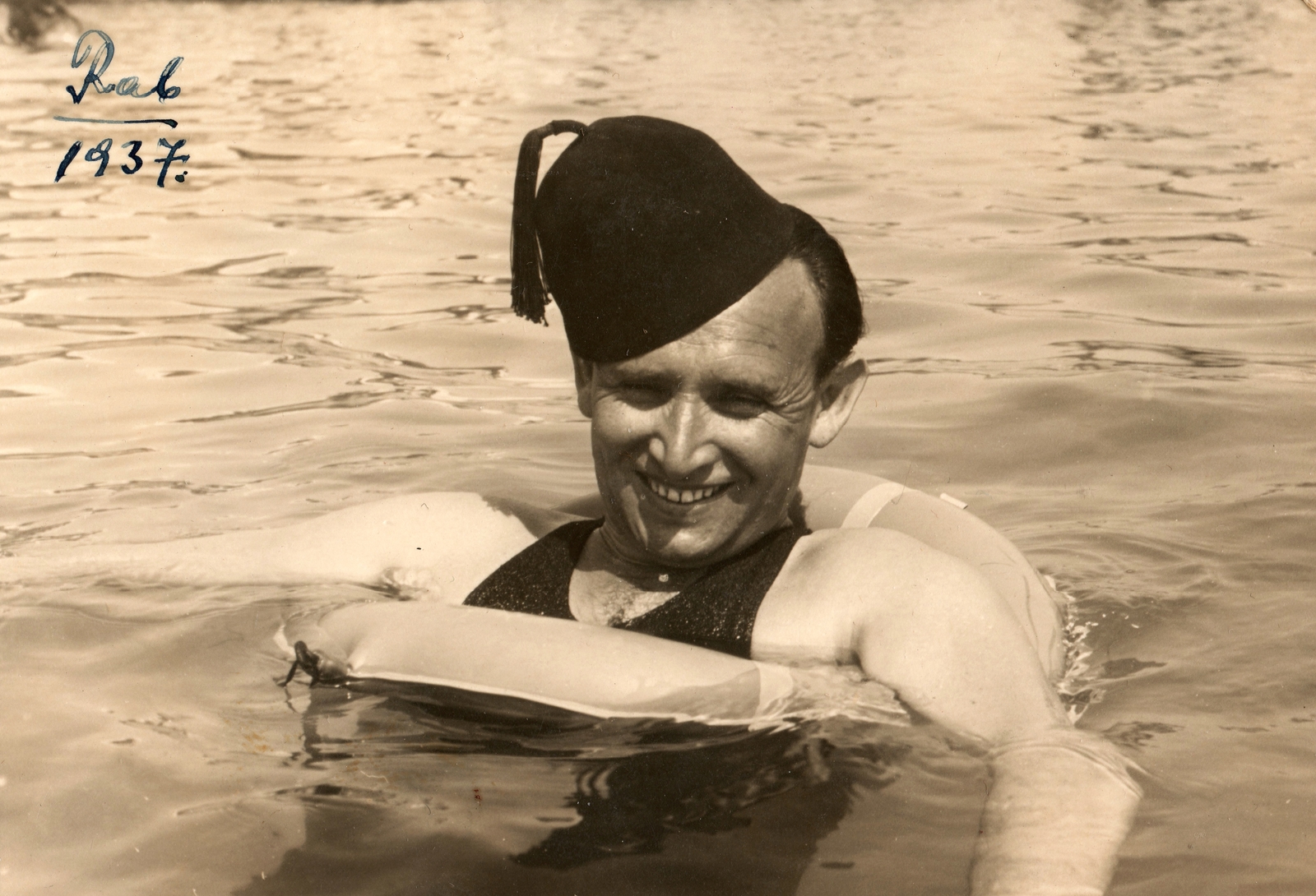 Croatia, Otok Rab, 1937, PRL, portrait, free time, smile, water surface, bathing, swim belt, jesting, summer, sea, man, tarboosh, costume, Fortepan #76185