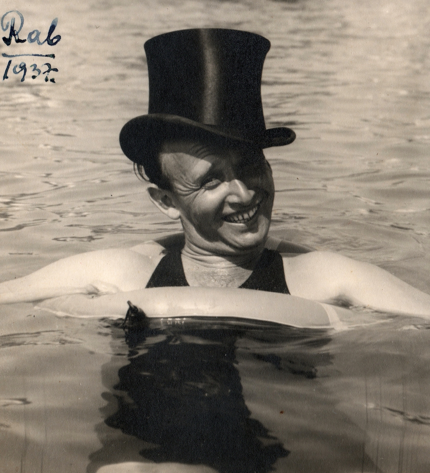 Croatia, Otok Rab, 1937, PRL, portrait, free time, smile, water surface, bathing, swim belt, jesting, summer, top hat, sea, man, costume, Fortepan #76186