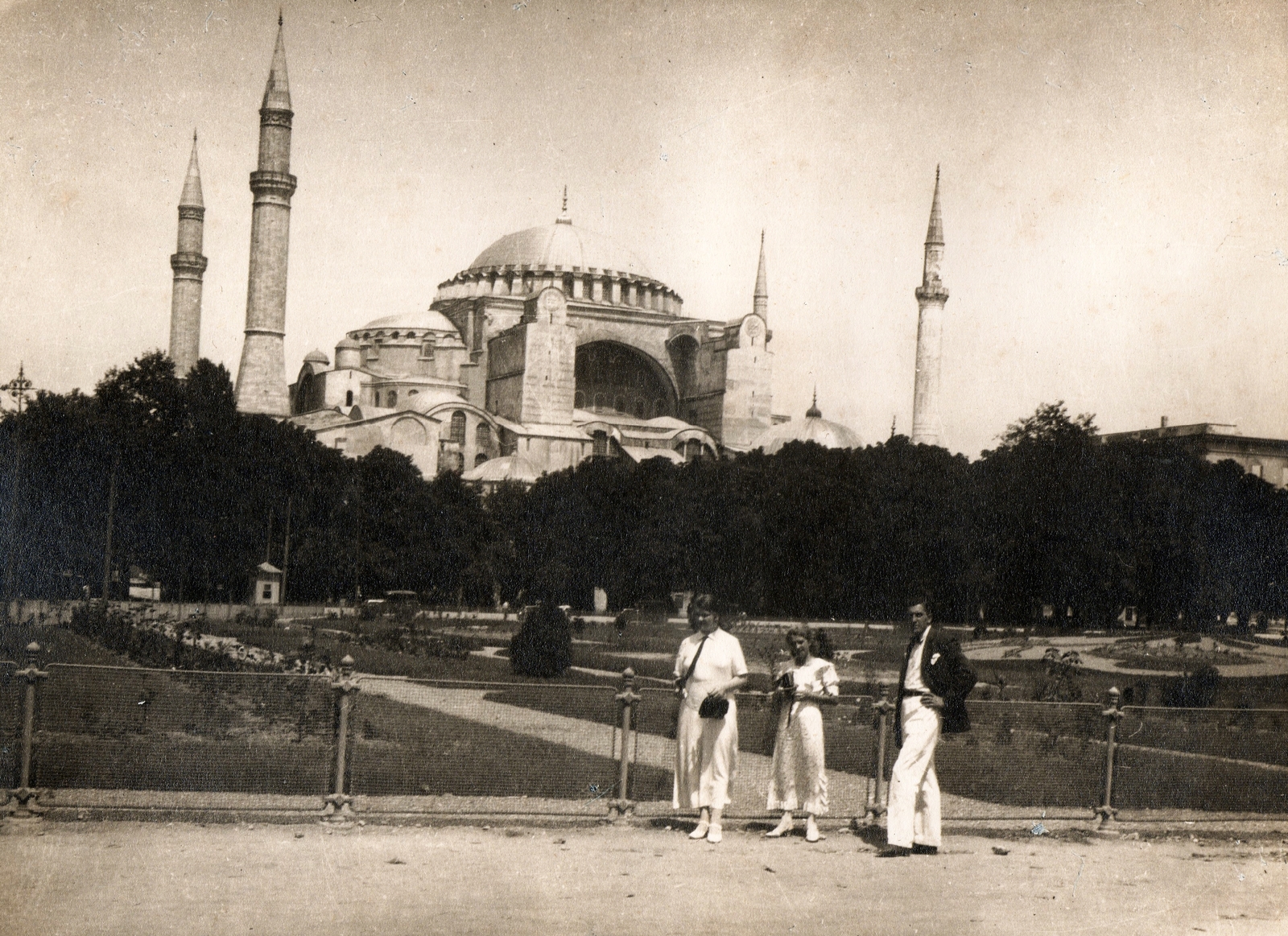 Turkey, Istanbul, Hagia Sophia., 1937, PRL, free time, excursion, tableau, women, summer, man, fence, mosque, Cathedral, Fortepan #76187