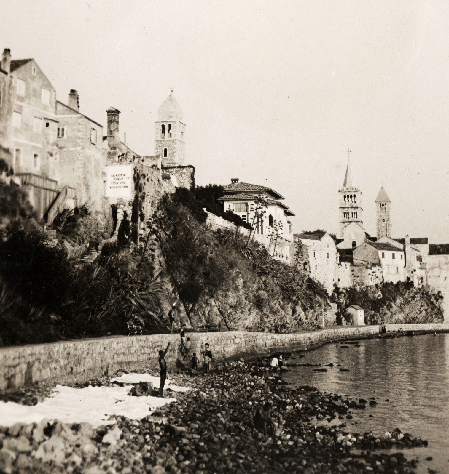 Croatia,Adriatic Sea,Otok Rab, Rab, balról: a Szent Jusztin templom tornya, Szűz Mária-templom (Crkva Svete Marije) harangtornya, Szent János Evangélista kolostorból és templomból megmaradt román stílusú harangtorony., 1937, PRL, water surface, shore, Fortepan #76194